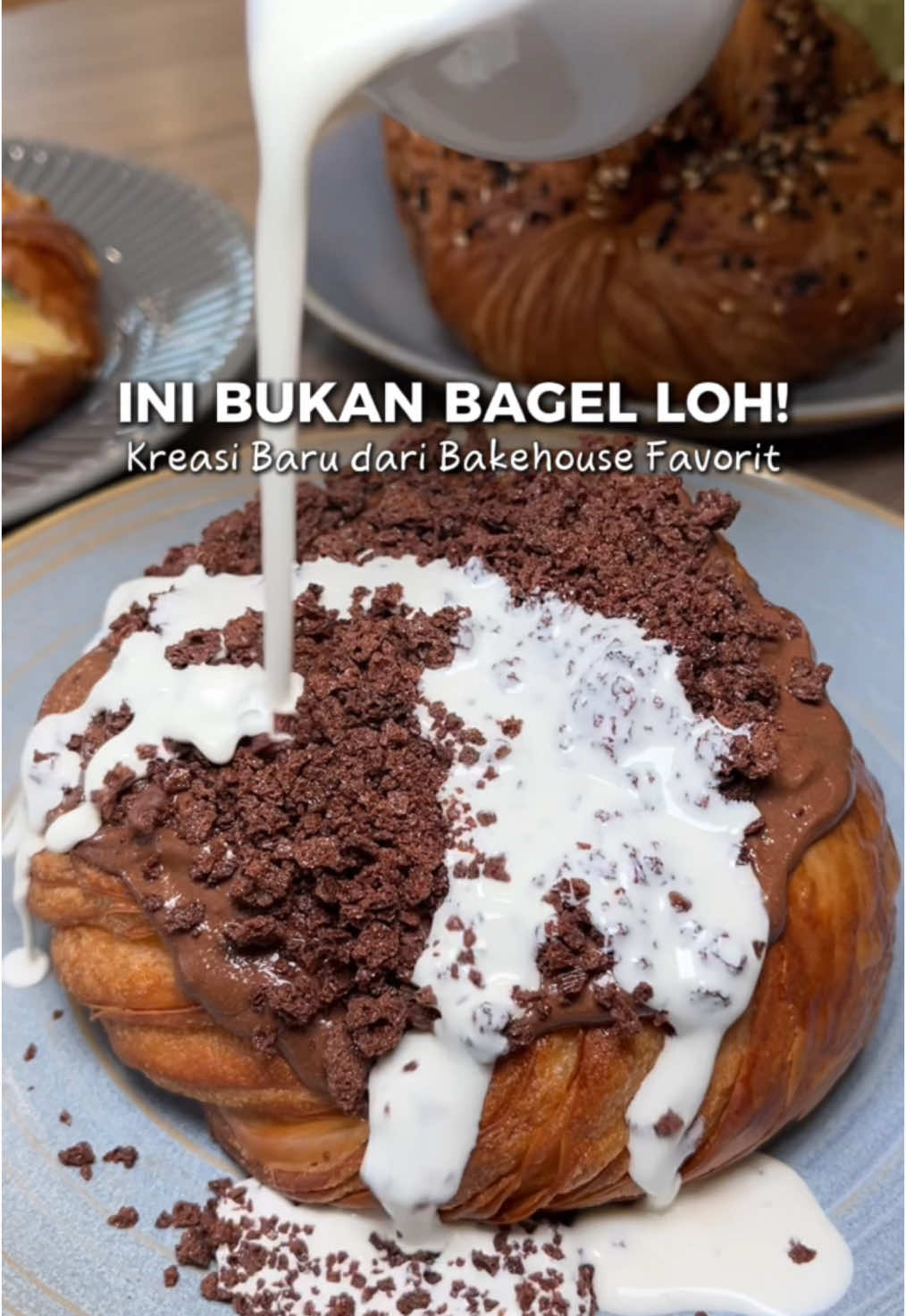 Apa lagi ini bagel tapi croissant?! 😱😱 Tapi udah lah percaya aja kalau Kame yang bikin pasti enak 🤝#creatorsearchinsights #kulinertiktok #croissant #pastry #bakehouse #bakerybandung #kulinerbandung 