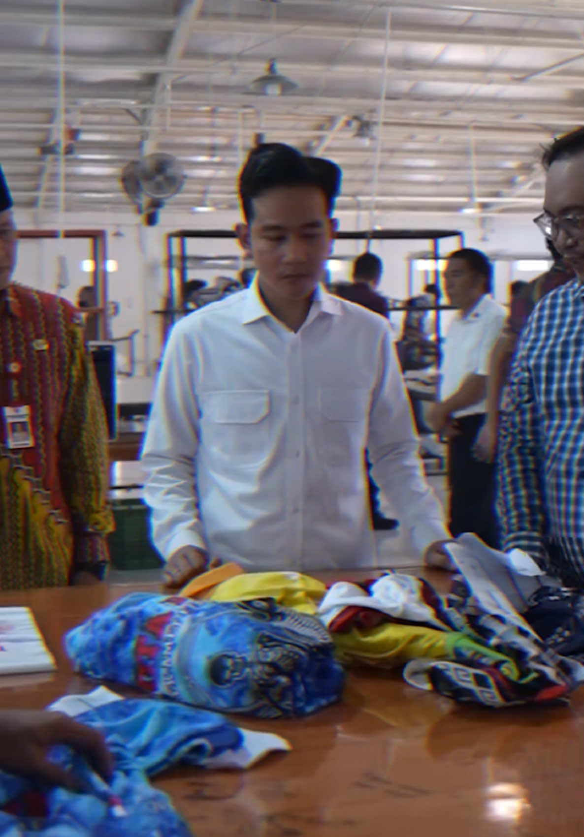 Hari ini saya mengunjungi dua pabrik sandang di Kabupaten Wonogiri, Jawa Tengah, untuk memahami secara langsung situasi dan kondisi industri lokal, serta berbagai kendala yang dihadapi para pelaku usaha. Pemerintah, sesuai arahan Presiden Prabowo, berkomitmen membantu produsen lokal untuk mendongkrak produktivitasnya, serta meningkatkan kualitas produk dan strategi pemasarannya. Selain itu, pemerintah juga terus mendorong masyarakat agar gemar menggunakan produk dalam negeri. Saya mengapresiasi konsep pemasaran yang sudah dilakukan sejauh ini dengan melibatkan tim khusus live streaming dan content creator. Saya juga mendorong pelibatan anak muda dan masyarakat sekitar dalam operasional perusahaan, sehingga dampaknya tidak hanya meningkatkan kualitas produk tetapi juga memberikan kontribusi nyata terhadap pemberdayaan ekonomi lokal. Sebelumnya juga meninjau proyek Bendungan Jlantah di Desa Tlobo dan Desa Karangsari, Kecamatan Jatiyoso, Kabupaten Karanganyar, Jawa Tengah untuk memastikan progres pembangunan sesuai dengan timeline yang telah ditetapkan.