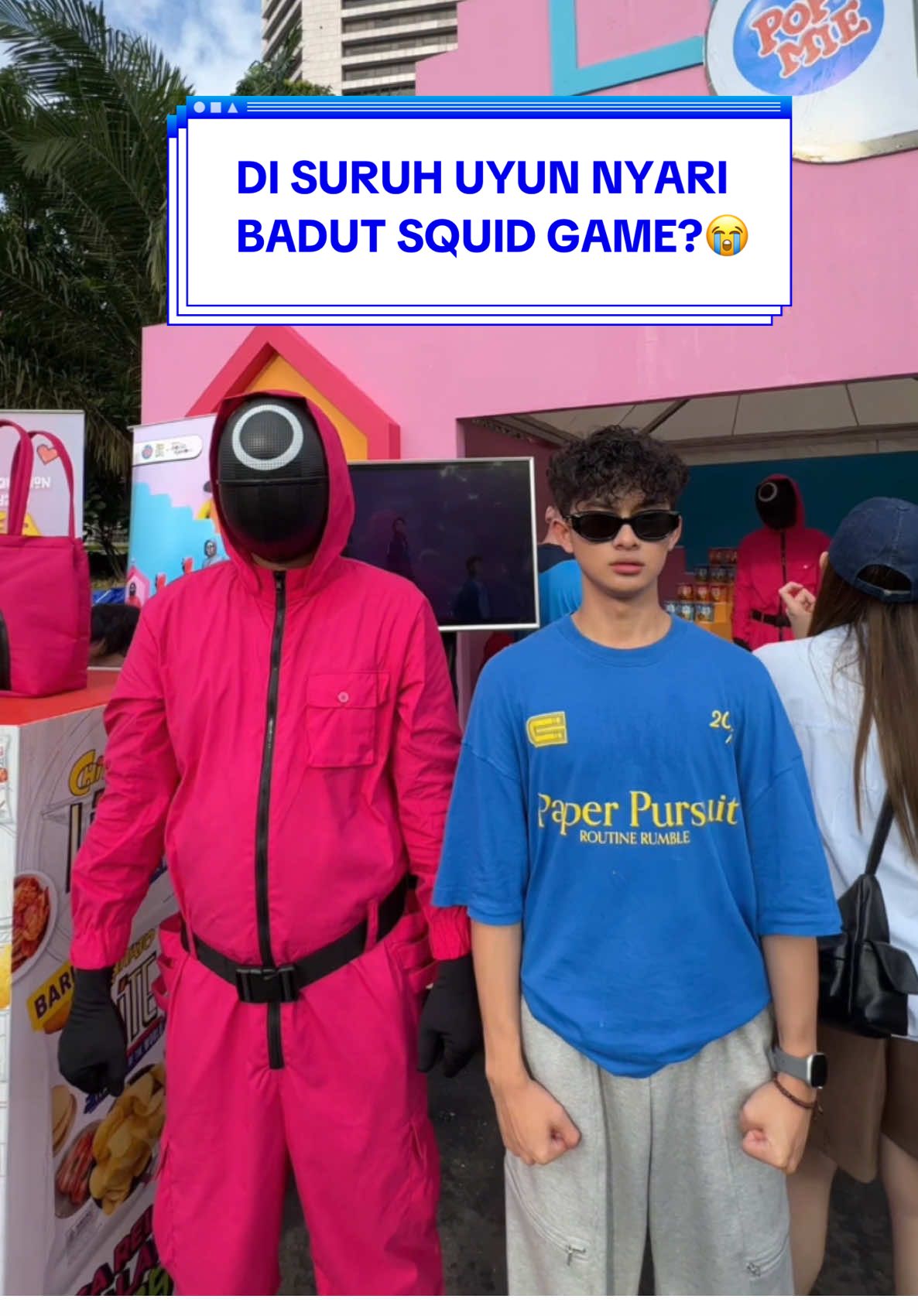 Ada ada aja si bocil, untung nemu nih badut pinknya alias pink guard di boothnya Pop Mie! pas banget mau nge Pop Mie sambil nonton series Squid Game 2 yg udah tayang di Netflix! streaming now guys #PopMieXSquidGame2  @Pop Mie @Netflix Indonesia 