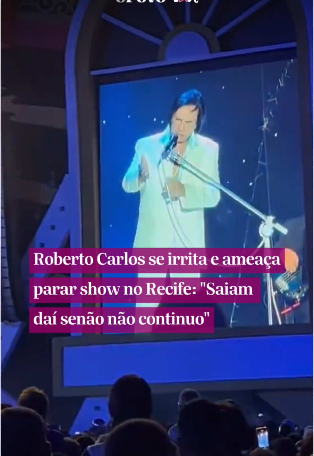 O show de Roberto Carlos, que marcou a abertura da programação do Réveillon 2025 no Recife, reuniu um grande público na noite desta quinta-feira, 26. No entanto, a apresentação teve um momento de tensão quando o cantor se irritou com a aglomeração de fotógrafos à frente do palco.  Roberto Carlos, visivelmente incomodado, chegou a ameaçar interromper o espetáculo, dando uma dura nos profissionais. Após o episódio, o show seguiu por quase duas horas, mantendo a animação do público até o fim. 🔗 Para mais conteúdos, siga @opovoonline nas redes sociais 📹 Reprodução/Redes Sociais #robertocarlos #cantor #recife #tiktoknotícias 