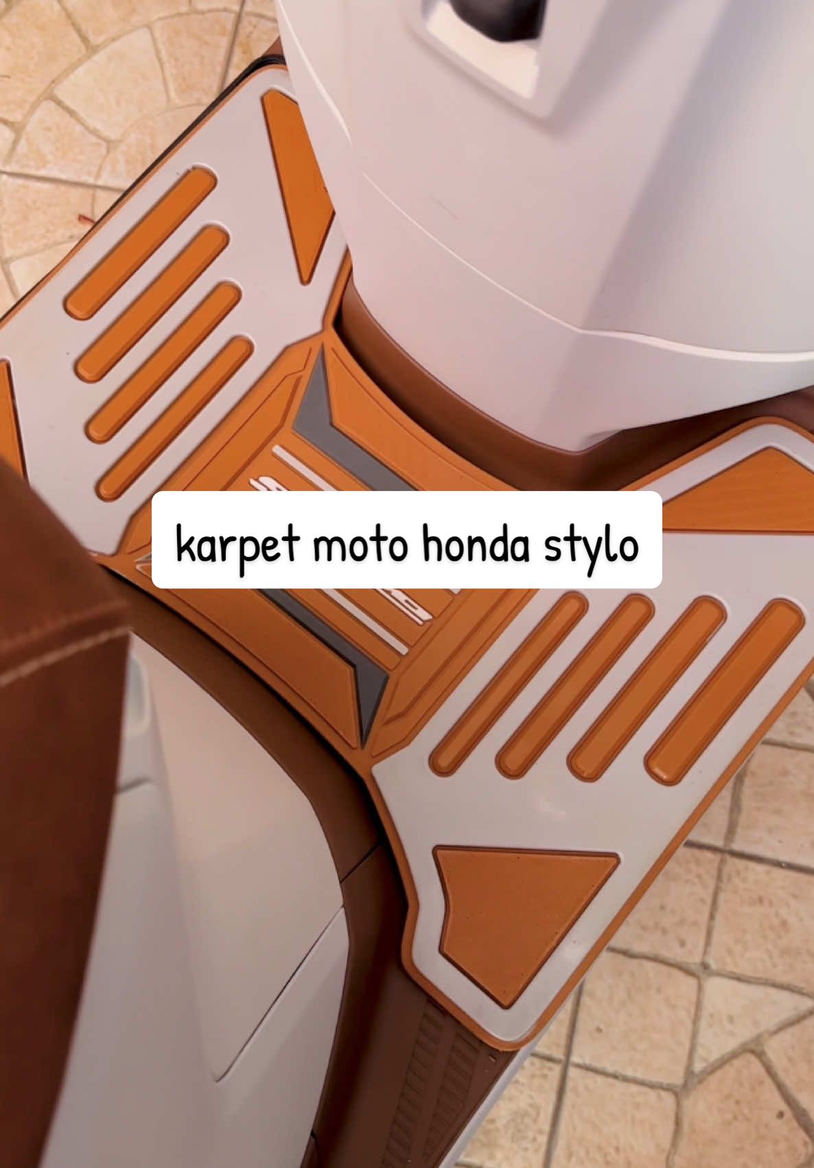 Membalas @🎀 ini #karpetmotor nya bahan karet gampang dilepas pasang enak kalau kotor tinggal cuci aja,terus yang aslinya terlindungi deh #stylo #stylo160 #motorhondastylo #hondastylo #asesorismotor #fyp 