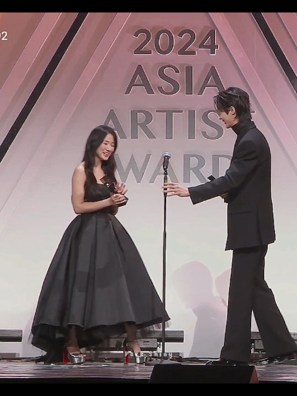 Best Couple.. BWS udah lebih tenang yaa.. Bisa turunin mic buat KHY 😁 #byeonwooseok #kimhyeyoon #asiaartistawards2024 