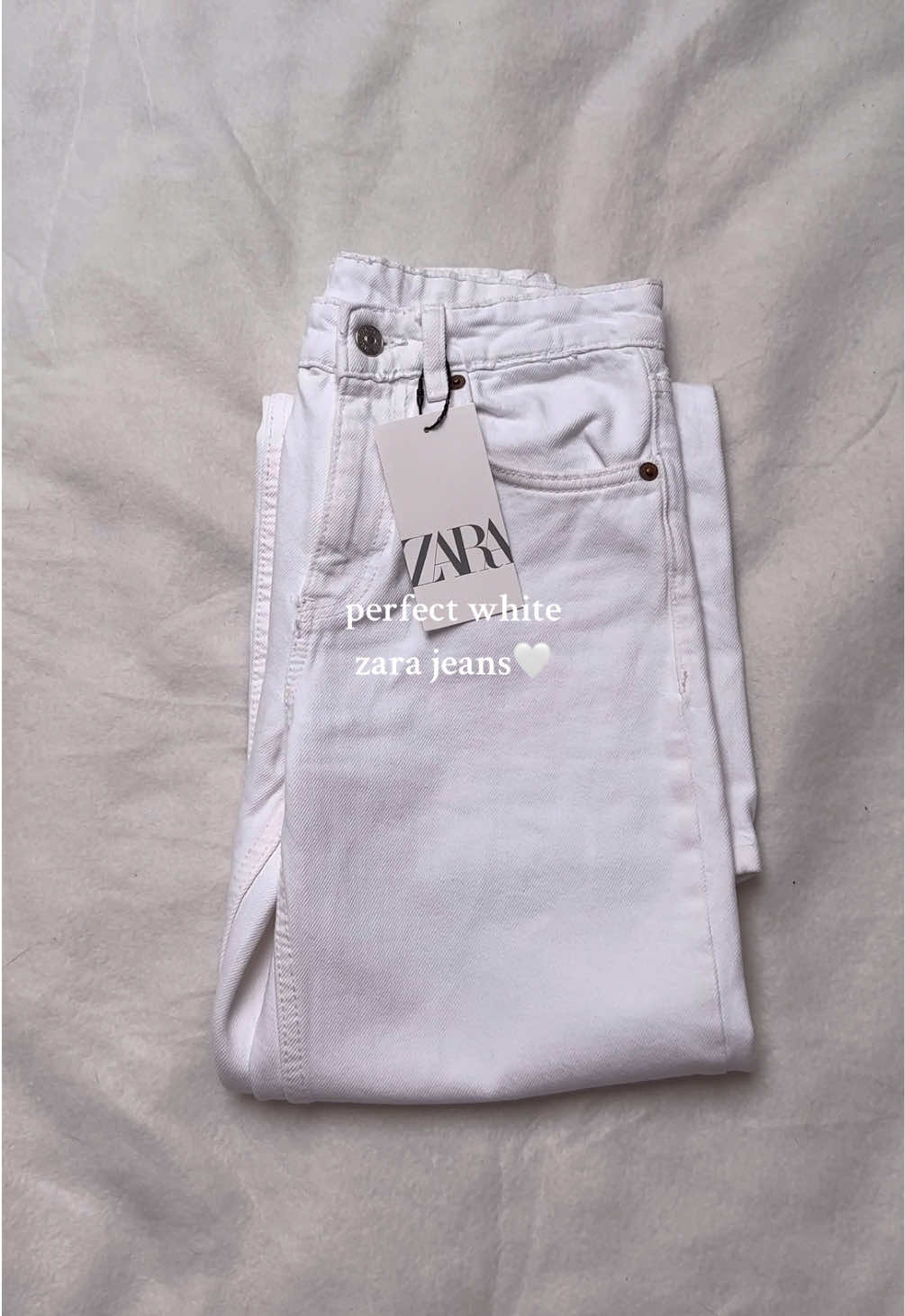 Perfect white zara jeans🤍 #zara #zarajeans #whitejeans #jeans #perfectjeans #denim #denimjeans #haul #zarahaul #zaraoutfit #fashiontiktok #outfit #outfitinspo 