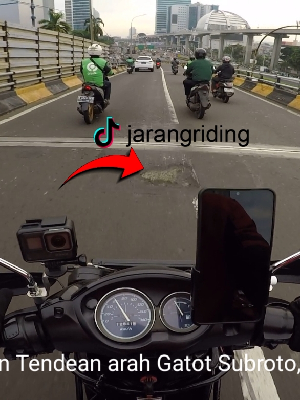 Kejadian Jum'at 27 Desember 2024.  Flyover Kapten Tendean arah Gatot Subroto.  Semoga lubang ini segera diperbaiki dan tidak ada korban lagi. Terima kasih untuk abang ojol dan pengguna motor lain yang sudah membantu saat kejadian.  Keep safety. #jarangriding #motovlog #motovlogger #motovloggerjakarta #motovloggerindonesia