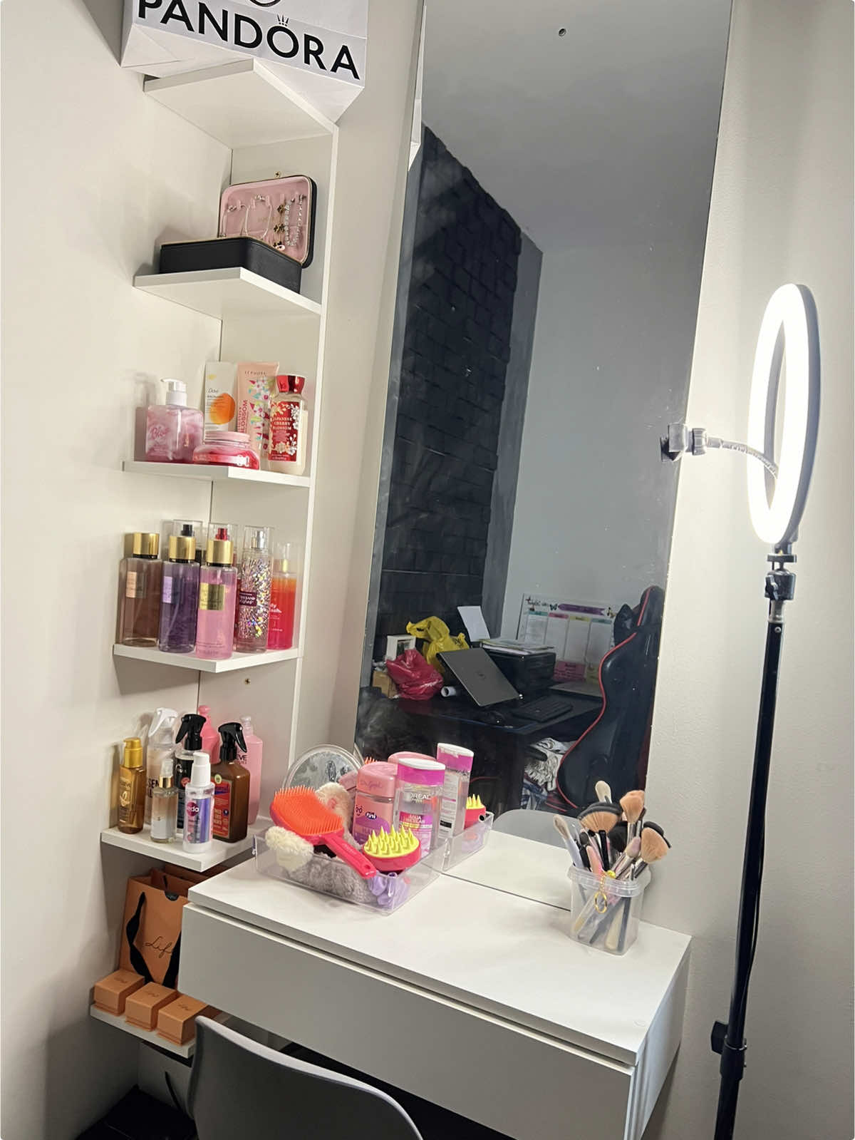 Minha penteadeira Shopee  . . . . . #penteadeira #comprinhasshopee #shopee #penteadeirasuspensa #penteadeirashopee 