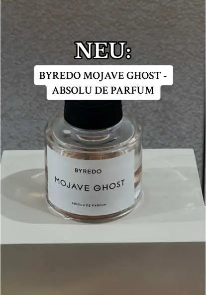 10 Jahre Mojave Ghost - gefeiert wird dieses Jubiläum mit einer neuen Version des Duftes: Mojave Ghost Absolu de Parfum- worauf ich 3 mal angesprochen wurde, obwohl ich nur EINEN Spritzer am Armgelenk zum Testen aufgetragen habe ✨ Beim Absolu de Parfum sollen die ursprünglichen Duftnoten noch stärker konzentriert sein (Moschus, Sandelholz, Veilchen, Amber, Ambrette), aber der Duft riecht für mich wie ein ganz NEUER leicht fruchtiger Duft - das EdP ist in der Basis aber noch erkennbar. Der Duft ist tief, mal süß, mal sinnlich, mal frisch, aber vor allem sehr fruchtig und birgt hohe Suchtgefahr ❤️‍🔥 Mojave Ghost EdP war für mich immer wie ein „zarter Wind“, perfekt für alle die leichte Düfte lieben. Aber die Absolu de Parfum Version ist für alle Gourmand Fans, die nicht auf frische und luftige Noten verzichten wollen.  #byredo #mojaveghost #mojaveghostbyredo #mojaveghostabsoludeparfum @BYREDO 