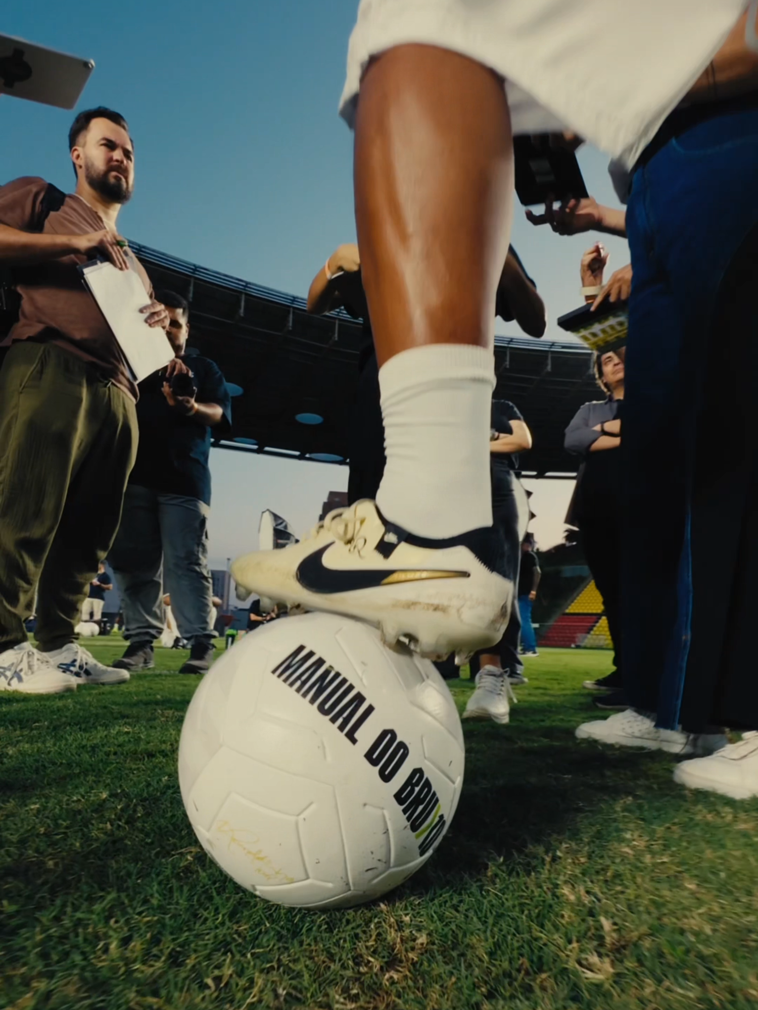 Vamos trazer a Magia de volta ao futebol! 🧙‍♂ Em uma live exclusiva, apresentarei todos os detalhes sobre o @manualdobruxooficial Clica no link da bio e se cadastra para ficar por dentro de tudo!