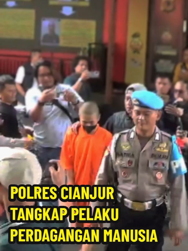 Satreskrim Polres Cianjur menangkap pelaku dugaan tindak pidana perdagangan orang (TPPO) yang mengakibatkan korban mening*al dunia dan dijadikan pekerja se*s komersial (PSK) di daerah Bogor Jawa Barat. AKP Tono mengatakan, kasus tersebut Berdasarkan Laporan Polisi tanggal 17 Desember 2024 atas nama pelapor selaku ibu korban melaporkan kejadian ke Satreskrim Polres Cianjur bahwa anaknya yang bernama D-R telah menjadi korban perdagangan orang di daerah Bogor yang dilakukan oleh sekelompok orang. Korban lalu di jemput oleh pelaku berinisial D-S alias Dolken di kontrakannya kemudian di bawa dengan menggunakan mobil ke daerah Bogor lalu di tawarkan kepada pria Warga Negara Asing oleh pelaku D-S dengan cara menawarkan jasa pekerja se*s komersial secara door to door ke villa yang di tempati oleh warga negara asing yang sedang berlibur atau membutuhkan jasa pekerja se*s komersial, pada saat itu korban di sewa jasanya oleh pria warga negara asing tersebut selama 2 hari. pelaku lainnya berinisial A-R-P (DPO) menghubungi keluarga korban dan memberi kabar bahwa korban sedang dalam keadaan over dos*s di daerah Bogor dan di bawa ke klinik terdekat, selanjutnya pihak keluarga langsung berangkat menuju ke daerah Bogor dan pada saat di perjalanan keluarga di kabari bahwa korban di rujuk ke rumah sakit, sekitar pukul 07.00 WIB korban dinyatakan mening**al dunia dikarenakan over dos*s. Tersangka D-R dijerat dengan Pasal 2 dan/atau Pasal 10 Undang-Undang Nomor 2007 tentang Tindak Pidana Perdagangan Orang dengan ancaman penjara maksimal 15 tahun serta denda maksimal Rp600 juta. #polripresisi #polrescianjur #tangkap #tppo #reskrimcianjur #beritaviral #videoviral #fyp #viral #cianjur #cianjur24update 