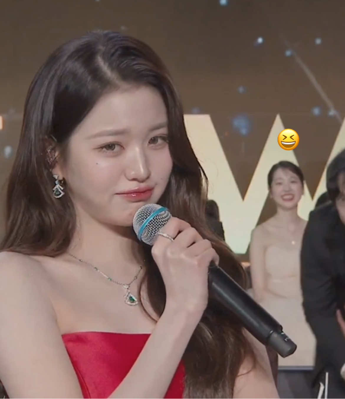 น้องวอนยองทำท่าน่ารัก พี่ดาอาแอบขำน้องอยู่ข้างหลังอะ ยิ้มกว้างเลย เอ็นดูมาก น่ารัก 55555 #Wonyoung #JangWonyoung #DaA #JangDaA #JangDaah #Daah #AAA2024 #AAA2024INBKK #MCWonyoungwithAAA #JangSIS 