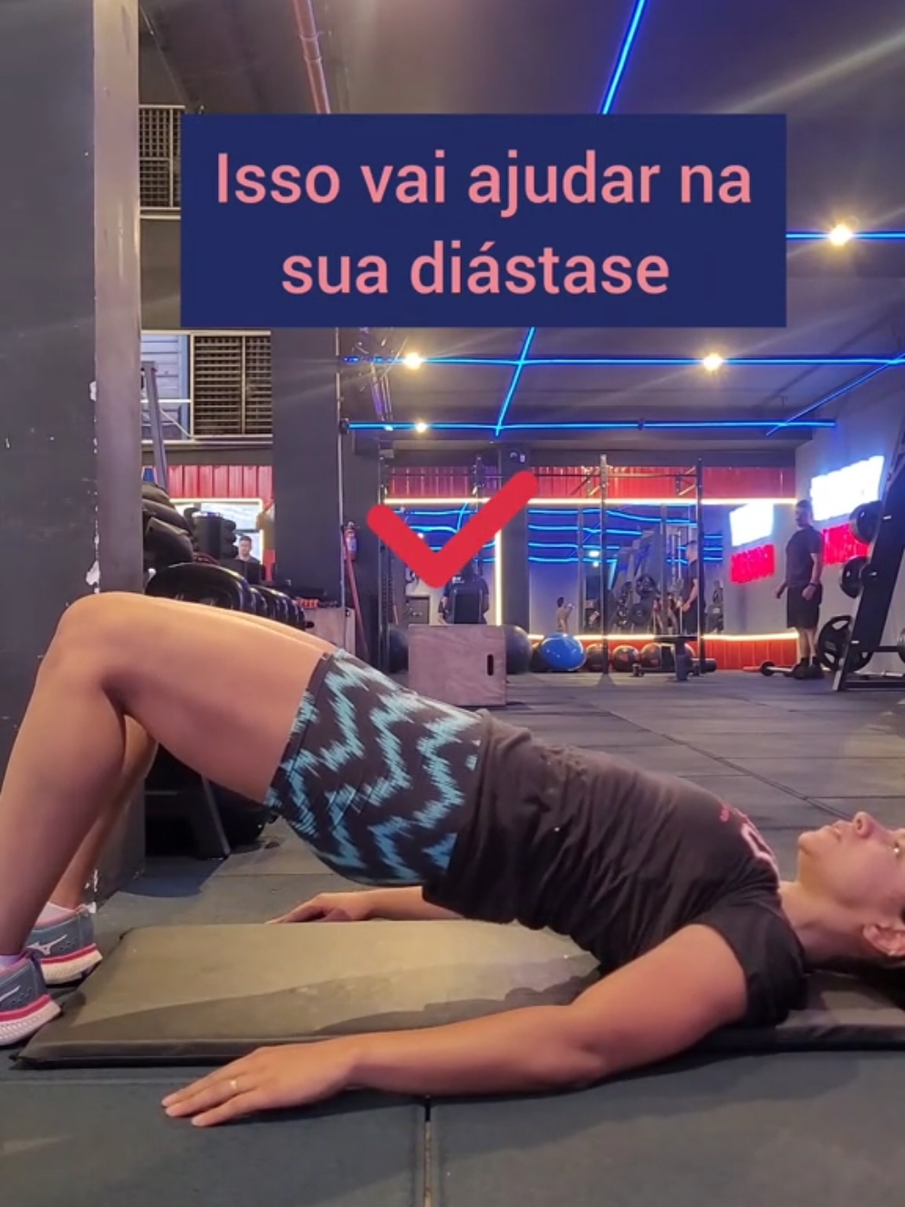 Abdominais tradicionais podem piorar a diástase ao aumentar a pressão na linha alba, fazendo os músculos do abdômen se afastarem ainda mais. Em vez disso, experimente a elevação pelvica ( ponte) associada a respiração profunda, que fortalece o core e ativa os músculos profundos sem sobrecarregar a região abdominal. Quer orientação personalizada para cuidar do seu corpo de forma segura? Agende seu atendimento comigo!  #Diastase #FisioterapiaPósParto #CuidadosComDiastase #SaúdeDaMulher 