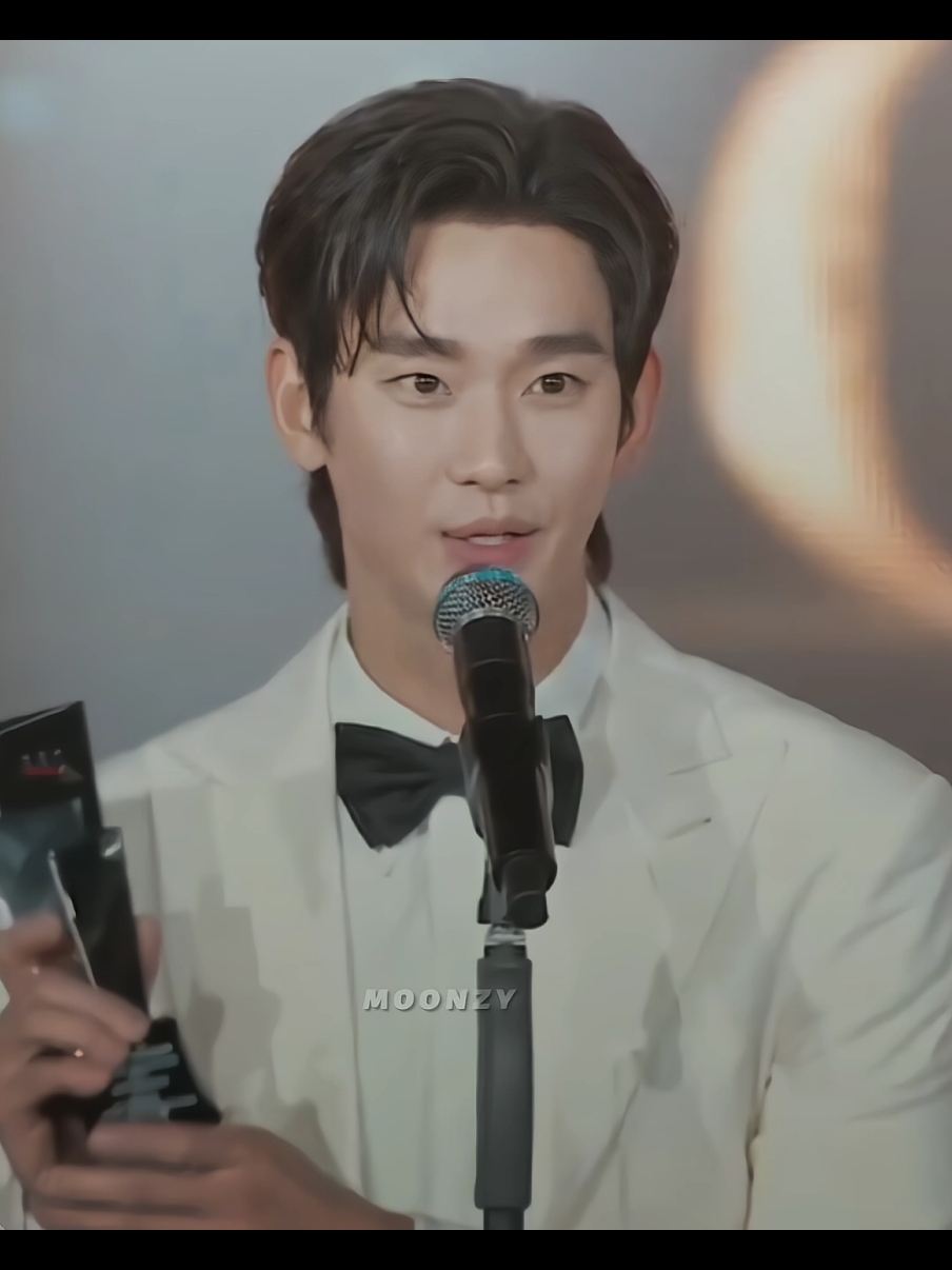 #kimsoohyun #AAA2024 #kimjiwon acieeee wkwk,  dia bilang makasih juga ke kim jiwon, dapet 4 trophy malem ini! 😩🫶🏻💗 