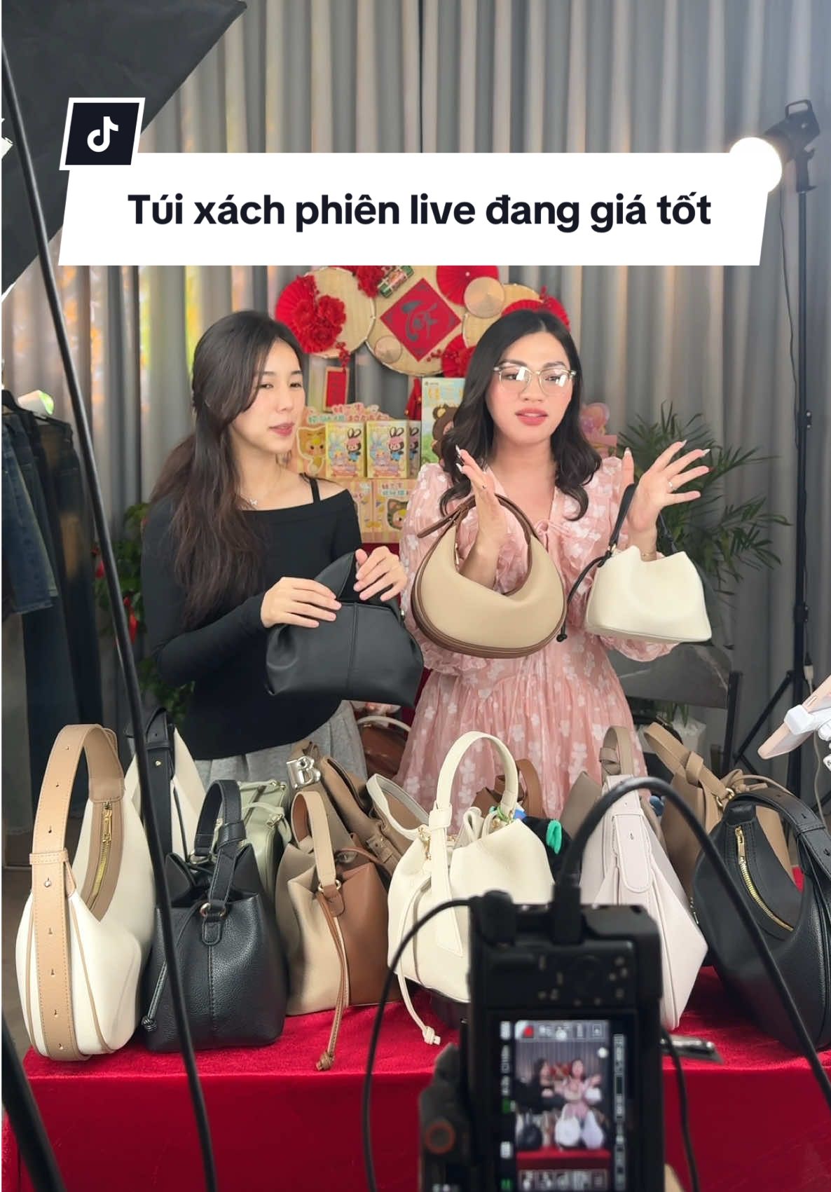 Tất cả những em túi xách trên phiên live hiện tại của em đang đều về giá hơn 100k mọi người vào nhanh vô phiên live để săn nha #xuhuong #muataitiktok #thoitrang #thoitrangnu #thoitrangtiktok #tuixach #tuixachnu #tuixachdep #tuixachxinh #tuixachdulich 