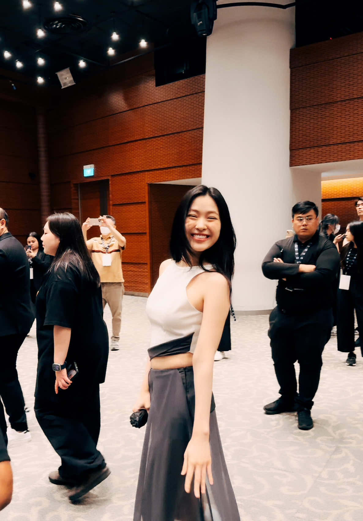 What a cute smile from Ryujin… My heart… 🥹 Ryeji dancing to gold at the back of fansign and interaction with Yeji and Ryujin #itzy #midzy #yeji #lia #ryujin #chaeryeong #yuna #kpop #kpopfyp #yejiitzy #liaitzy #ryujinitzy #chaeryeongitzy #yunaitzy #fansign #itzyfansign #fanmeet #itzyfanmeet #itzyofficial 