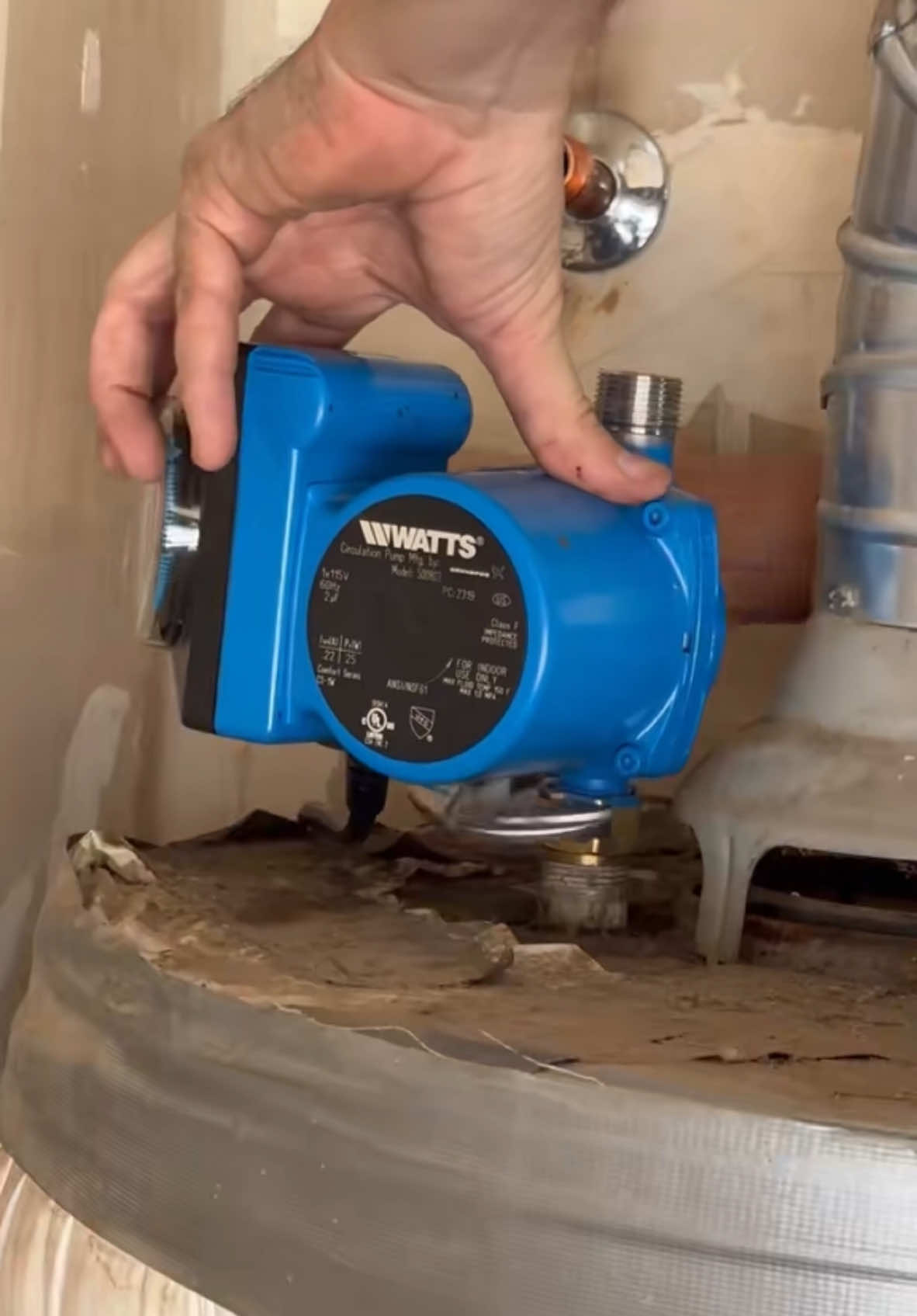 hot water in seconds  #plumbing #moneytips #savemoney #moneysavingtips #motherflushers #plumbersoftiktok #water #howto #plumbingtools #waterheater 