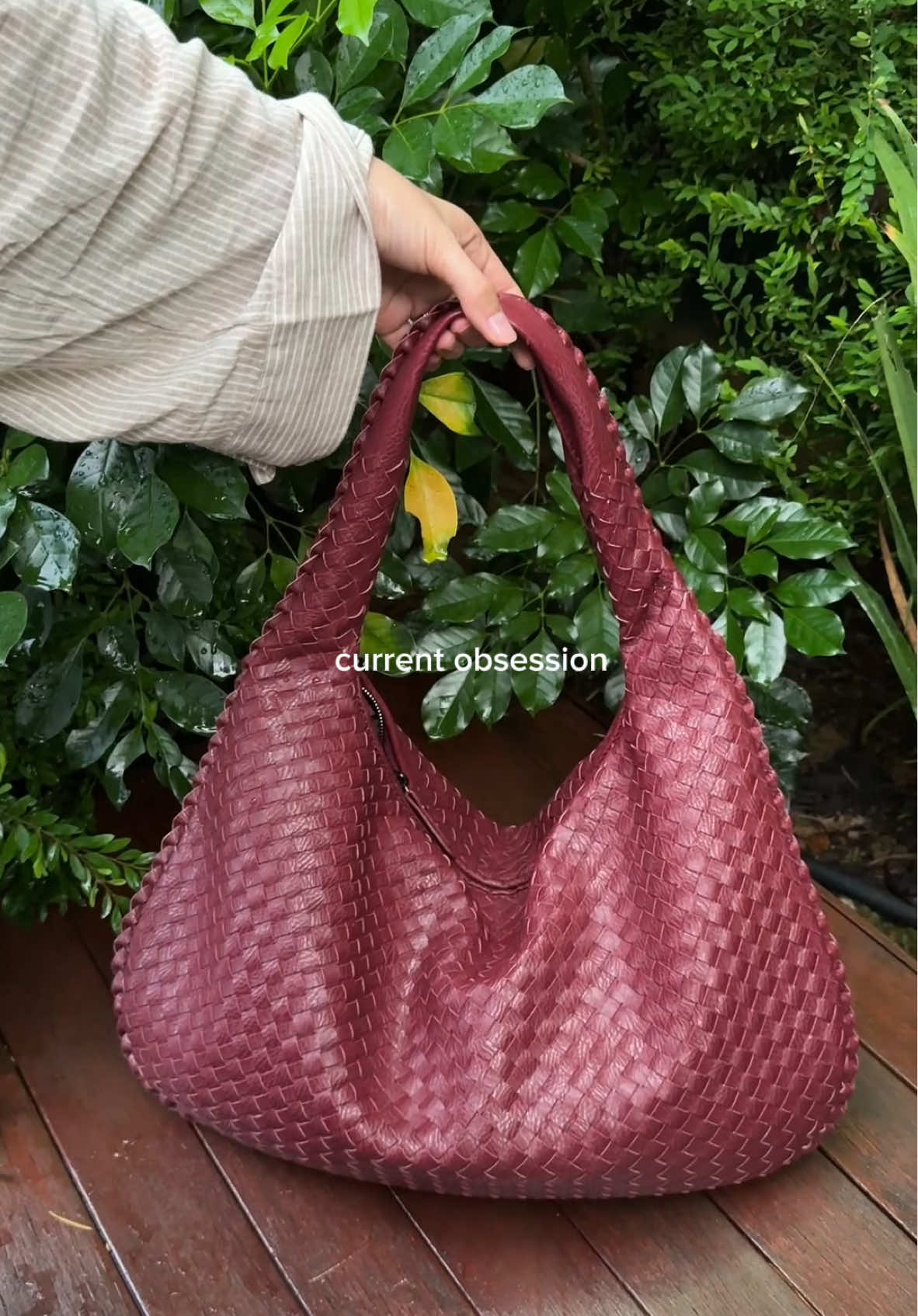 Everything goes right with maroon #woven #wovenbag #handbagtiktok #handbagtiktok #tiktokbag #handbagviral #woventote #handbagcollection 