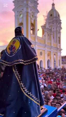 #27Dic Al ritmo de los chimbangles, fieles creyentes celebran 500 años de San Benito de Palermo en varias zonas del país, en especial, en nuestro querido estado Zulia y en Cabimas de donde es su Santo Patrono. Unidos en la devoción, todos acompañan en procesión al Santo negro con cánticos y tambores. ¡La fe y las tradiciones siempre presentes!  “Oh glorioso San Benito, modelo sublime de virtud y protector contra el mal, a ti me dirijo en busca de consuelo y fortaleza. Guíame en el camino del bien, protégenos a mí y a mi familia de todo mal visible e invisible” ¡Amén! #venezuela #sanbenito #zulia #cabimas #tambores #chimbangles #fe #religion #venezuela🇻🇪 #amen #fyp 