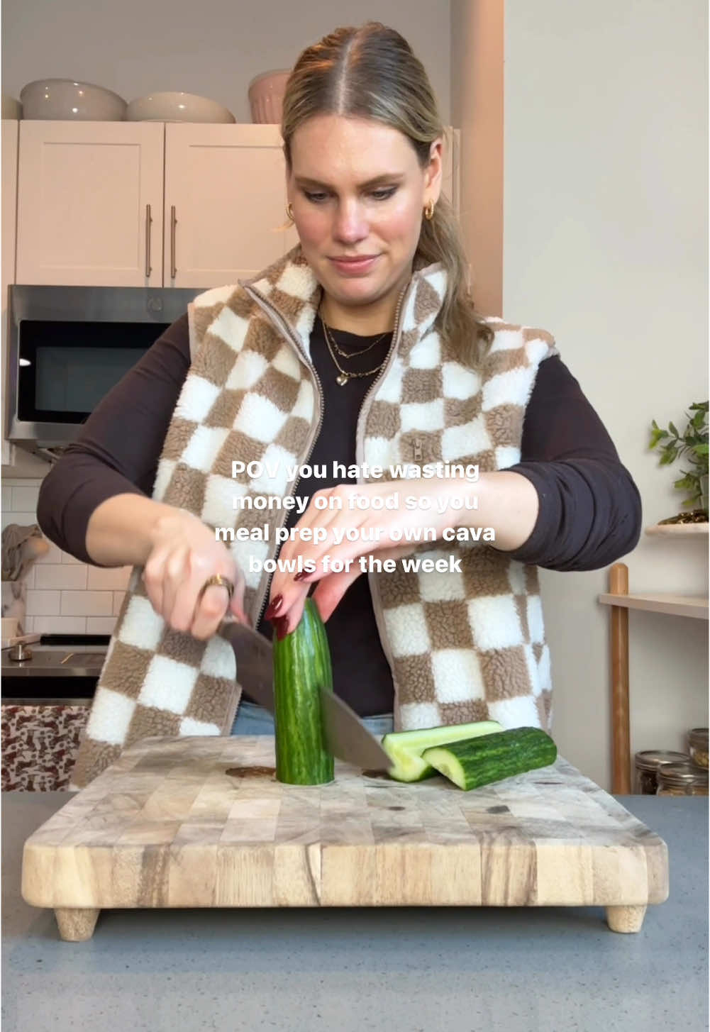 making four homemade cava bowls at home instead of buying it 🤝🤝🫡 today’s newsletter is a meal prep guide to make ‘em yourself!  you’ll get the list of groceries you’ll need + an ingredient prep guide for making: - honey harissa chicken  - roasted red pepper hummus - tomato cucumber salad - lemon herb tahini sauce link to my substack is in my bio 💘💌 you can also do a week free trial or use a free post unlock to check it out!  just about 45 min of prep & you’ve got flavorful, exciting lunches you’ll actually be looking forward to 🤤 #mealprep #mealprepideas #mealprepping #mealprepsunday #cava #cavabowls #greekbowls #easyhealthyrecipes #glutenfreerecipes #dairyfreerecipes 