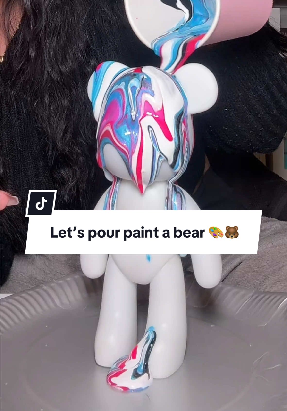 Let’s do some pour painting 👀🎨@unicorn_cosmetics Thankyou for sending me this🥹🐻 #pourpainting #BeautyTok 