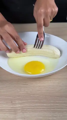 Não coma pão, prepare essa receita fácil para seu café da manhã. Ingredientes: 1 ovo 1 banana 3 colheres de sopa de açúcar 3 colheres de sopa de azeite 3 colheres de sopa de farinha de trigo Óleo 1 colher de sopa de fermento Tempo de preparo: Cozinhar por 5 minutos