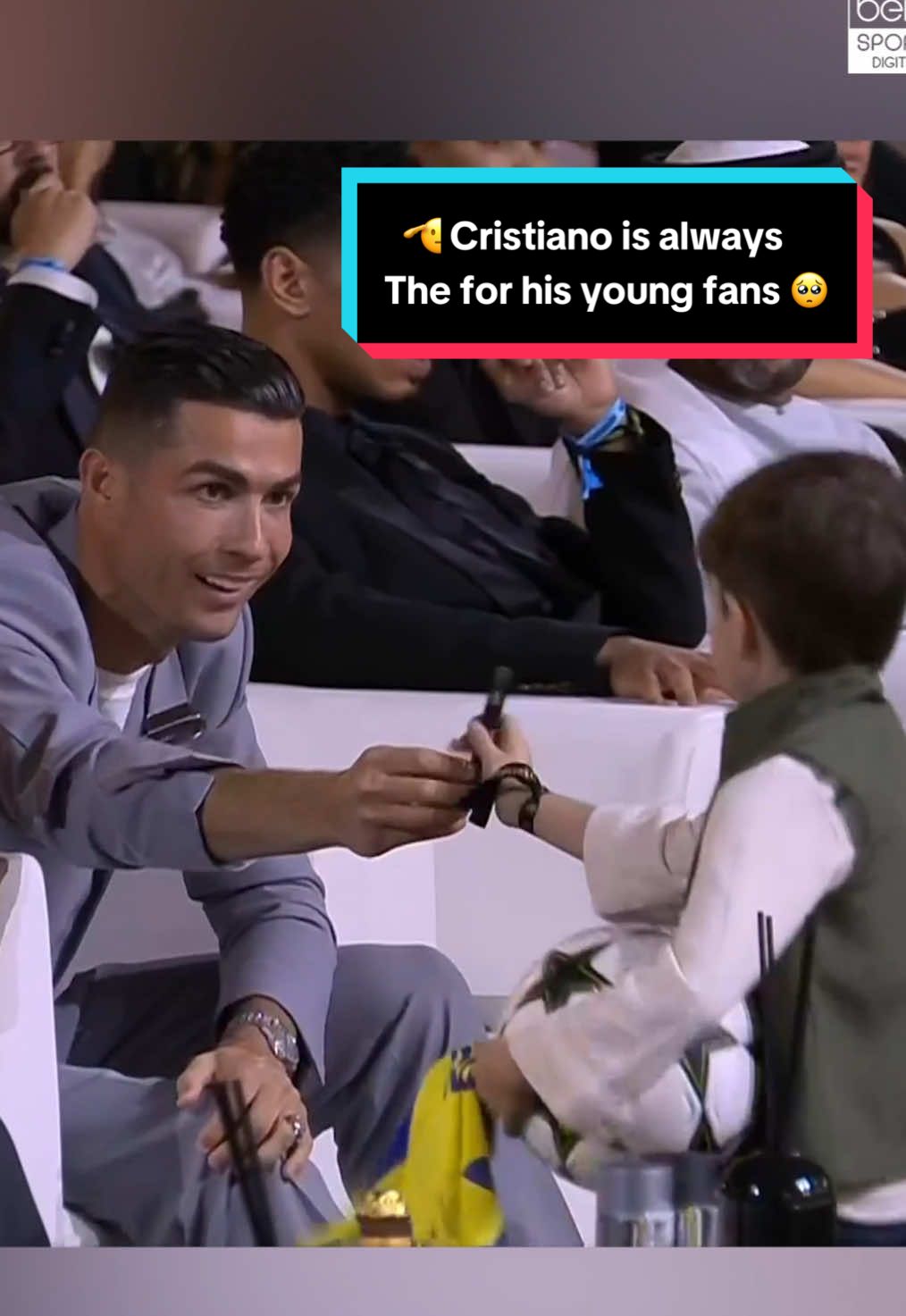 🔥 SIUUUUUU 📸 Even at the Globe Soccer Awards 🏆, kids can’t resist asking Cristiano Ronaldo for a photo and autograph 🤷‍♂️. It’s these moments that set Cristiano apart from the rest 🥺 🔥 SIUUUUUU 📸 Incluso en los Globe Soccer Awards 🏆 los niños quieren una foto y autógrafo de Cristiano Ronaldo 🤷‍♂️ el tipo de cosas que diferencian a Cristiano del resto 🥺 #beINSPORTS #CristianoRonaldo #GlobeSoccerAwards