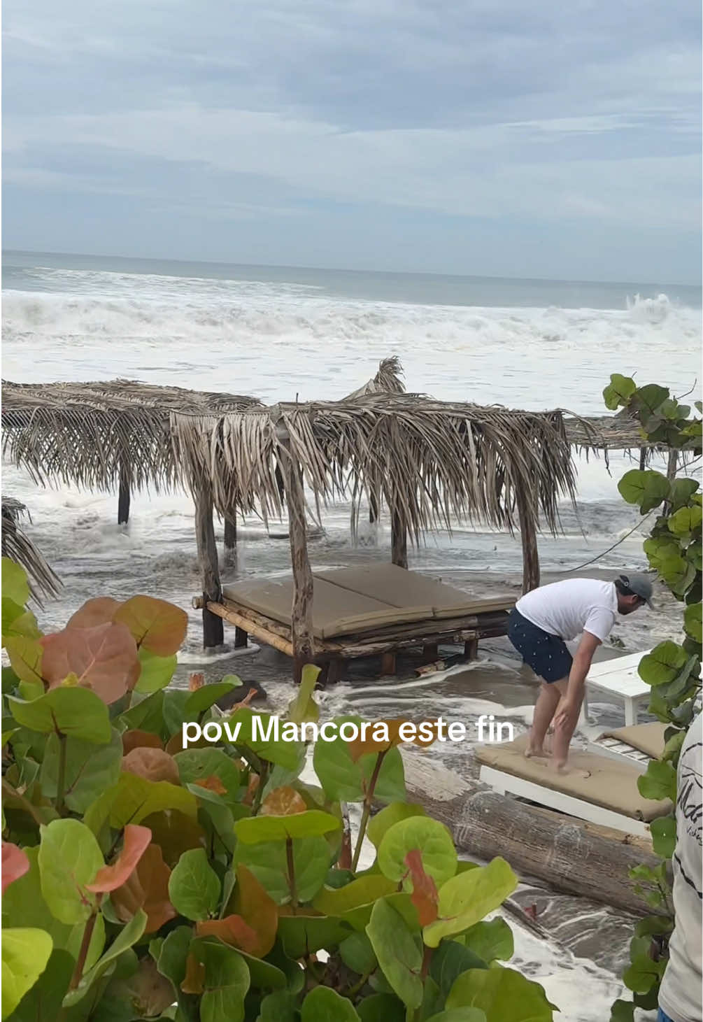 la marea está de locos en Mancora!! 🤯🌊 | ig xaviera.cln . . . #mancora #vichayito #humor #misahorros #peru #mancora2024 #inundacion