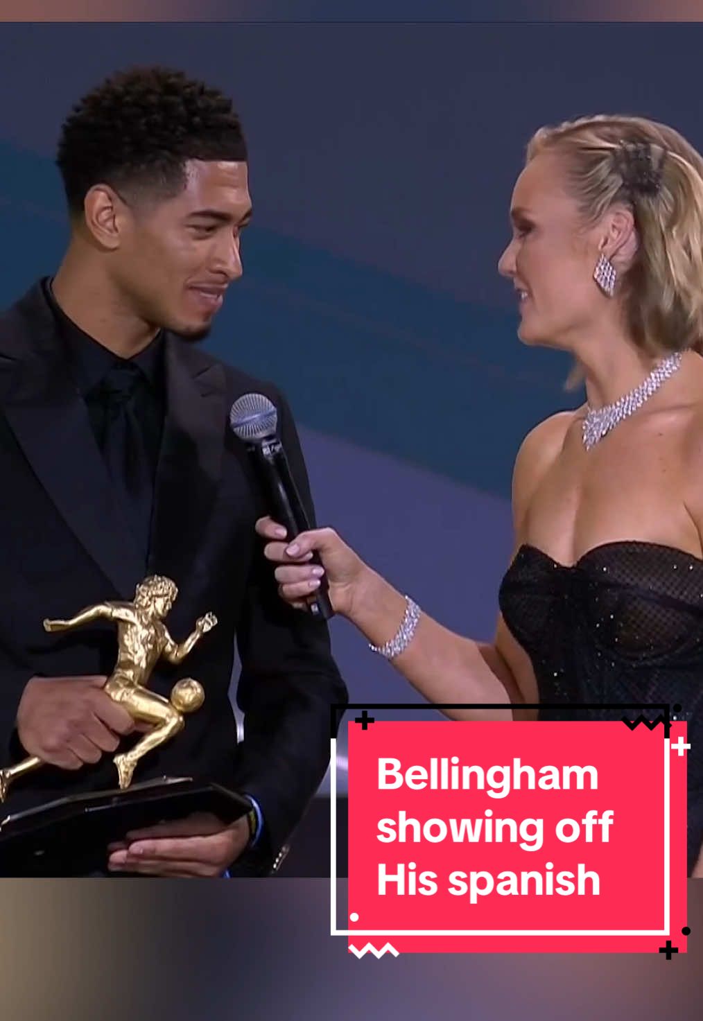 👀 Someone’s been brushing up on their Spanish 🤣 Jude Bellingham showed off his Spanish skills 🇪🇸 at the Globe Soccer Awards while thanking everyone for his award 🥇 👀 Alguien ha estado aprendiendo español 🤣 Jude Bellingham presumió sus avances españoles 🇪🇸 en los Globe Soccer Awards agradeciendo su galardón 🥇  #beINSPORTS #JudeBellingham #RealMadrid #GlobeSoccerAwards