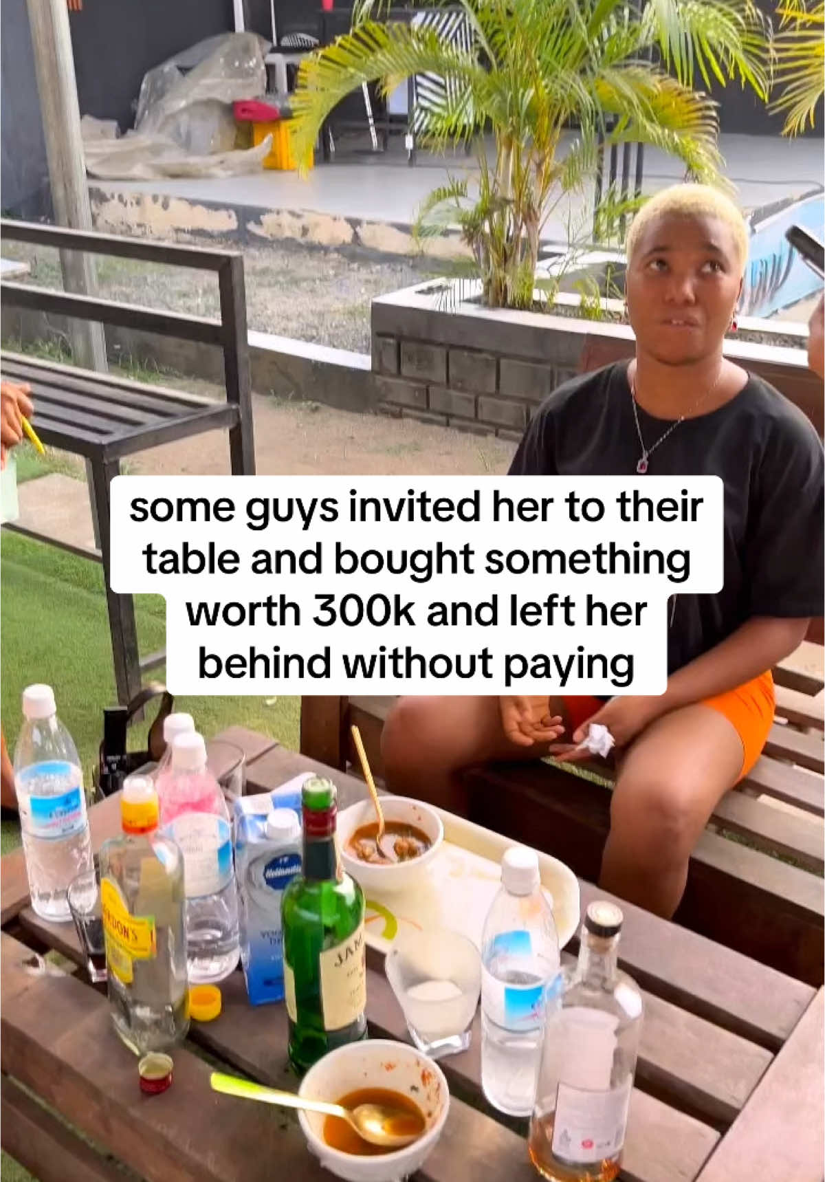 @Queen Lina Official put herself in a big pr0blem, some guys invited her to their table and bought something worth 300k and left her behind without paying