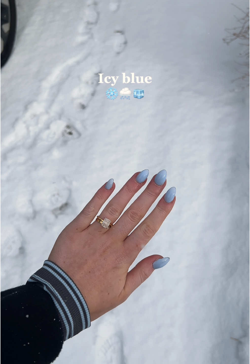 The perfect winter blue ❄️🤍  #nails #nailart #nailpolish #nailcolor #style #inspo #nailinspo #winternails #nailsoftiktok 