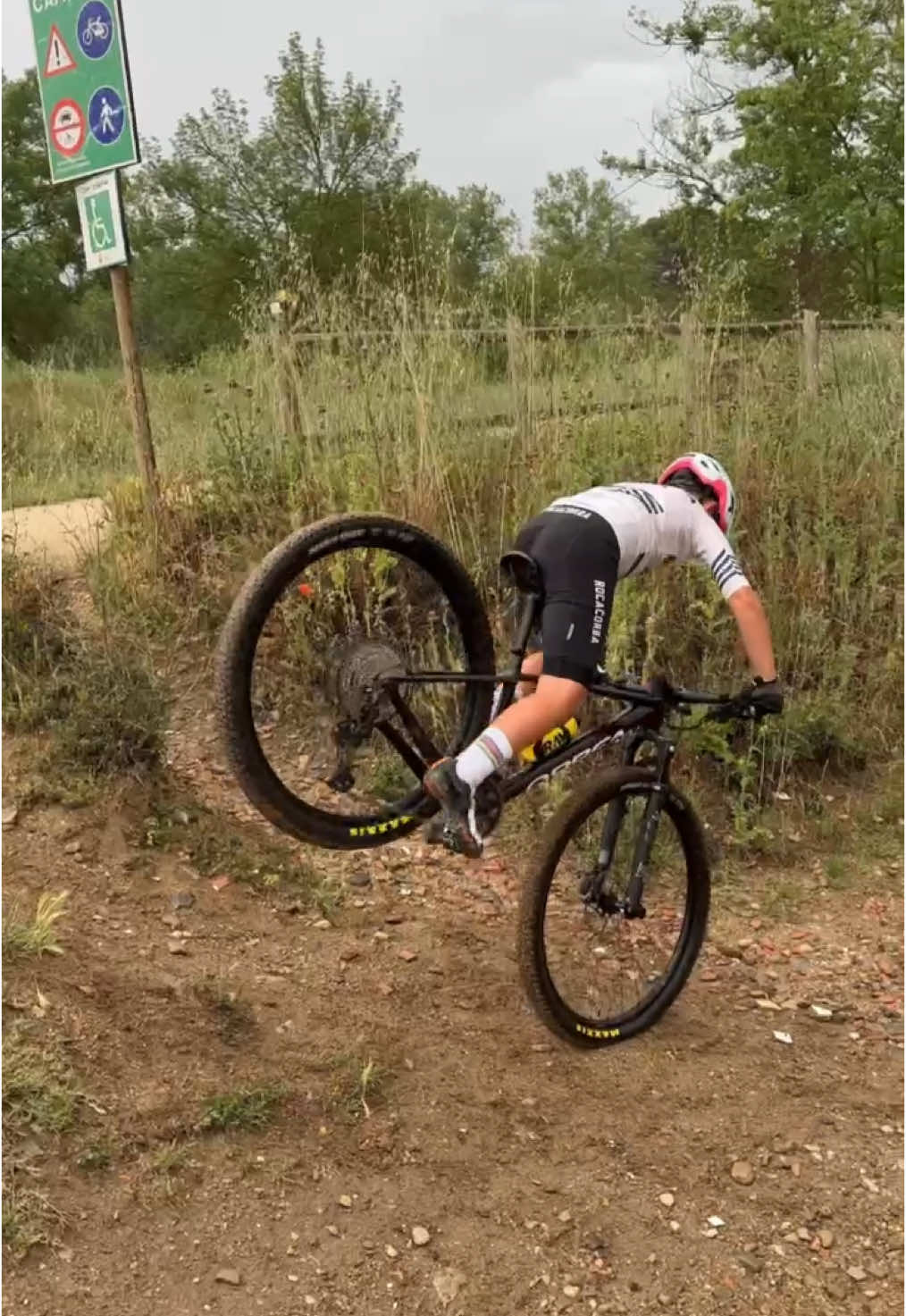 Me gustaría una nueva bici, cuál me recomendáis? 🤔 #mtb #mtbvideos #bikers #mtbrider #enduromtb #bike 