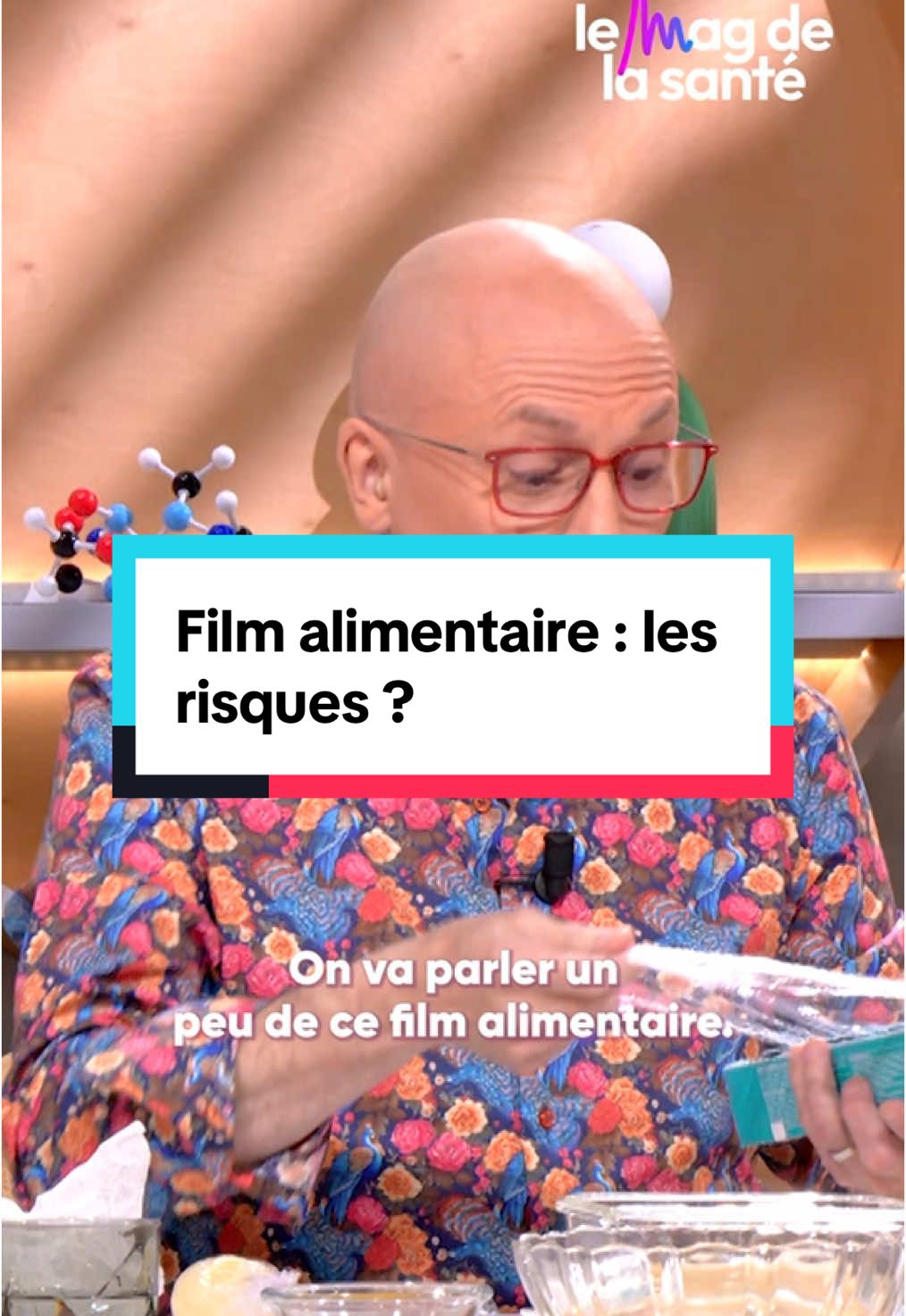 Film alimentaire : quels risques pour la santé ? 🤔 Christophe Mercier, microbiologiste, nous explique pourquoi certains aliments ne doivent pas être en contact avec le film alimentaire et propose des alternatives plus sûres pour préserver votre santé !  #Cuisine #Santé #FilmAlimentaire #MagazineDeLaSanté #France5 #bienmanger 