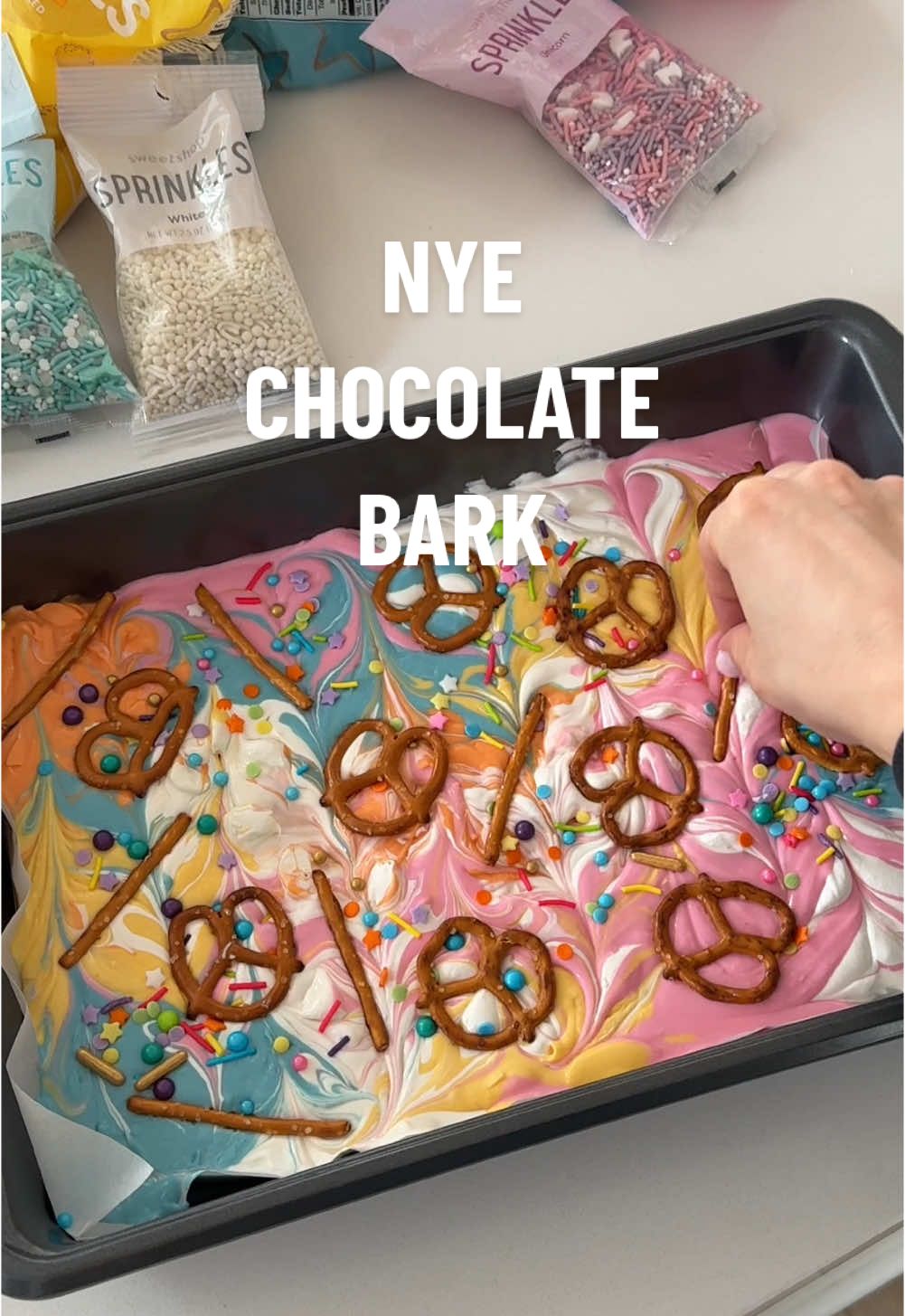 NYE CHOCOLATE BARK 🤩💕⭐️ this is a fun one to also let the kids help with! Go crazy! Set the oven to 170° and let the chocolate melt for about 8 to 10 minutes! 🥰   #craftymom #momlife #mom #kidactivities #kidsnacks #unicornbark #chocolatebark #diycraft #diysnacks #nyeparty #nyesnacks #nyepartyfood #partyfood #FamilyFun #momactivities #funcrafts #familyactivities 