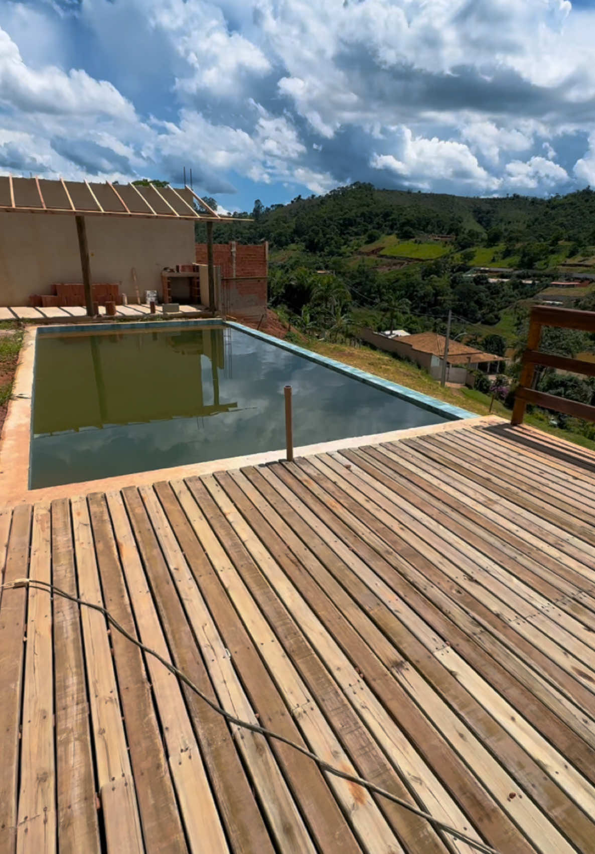 Piscina com água de lago e tinha ate peixe 😳 #casa #satisfatorio #piscina #pool #limpeza #foryou #satisfy #satisfying #satisfyingvideo #satisfacao #tiktokviral #viral #fy #satisfaction #fyp #viralvideo 