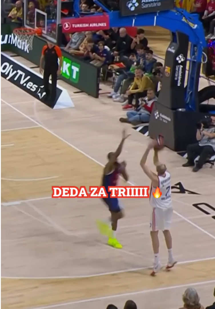 Kad je teško - Davidovac! 🫡 Crvena zvezda je ostvarila veliku pobedu, pošto je u meču 18. kola Evrolige savladala Barselonu u Blaugrani, rezultatom 78:74. Ključni koš viđen je na 20 sekundi do kraja, kada je Dejan Davidovac ubacio trojku iz ćoška.