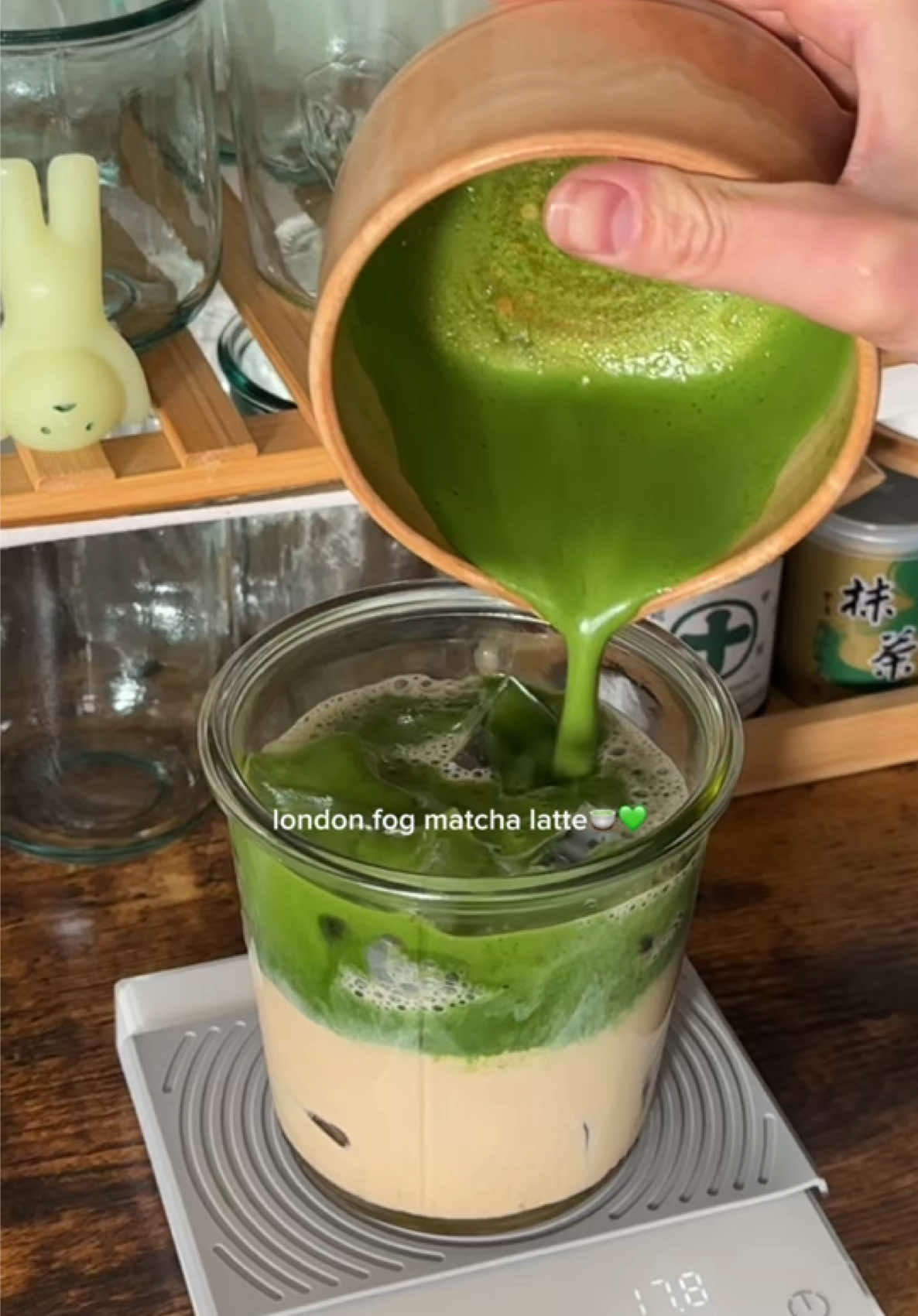 London Fog Matcha Latte🍵 The matcha girlies knew what they were doing with this one. I love an earl grey milk tea so an earl grey and matcha? SIGN ME UP. this was such a nice way to spice things up and super easy to make.  #matcha #matchalover #matchalatte #matchatok #matchalattelovers #matcharecipe #drinkrecipe #drink #matchakari #weckjars #londonfog #londonfogmatcha #earlygrey #earlgreymatcha @matchakari 