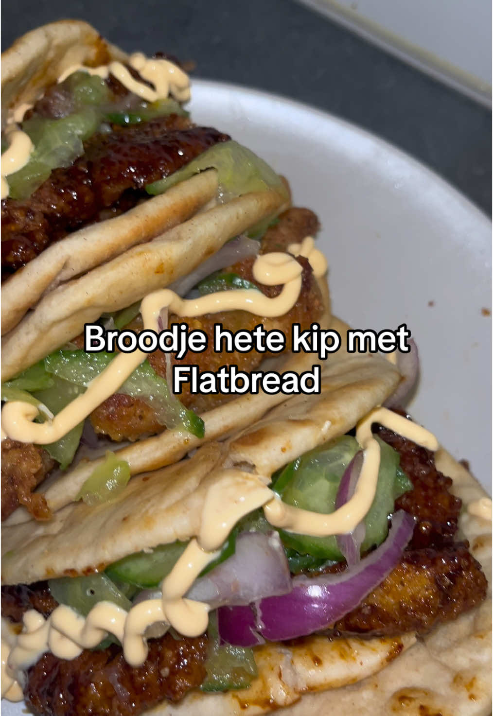 Broodje hete kip | ingrediënten; 250gr Kipfilet, ketjapmanis, knoflook poeder, uienpoeder, kipkruiden, ras el hanout kruiden, paprika poeder, paneer meel, amandelmeel of bloem, 3 eieren, becel, komkommer , uien, chilli vlokken, sweet chilli saus of sweet sambal #voorjoupagina #voorjou #Recipe #foryoupage❤️❤️ #trendingvideo 