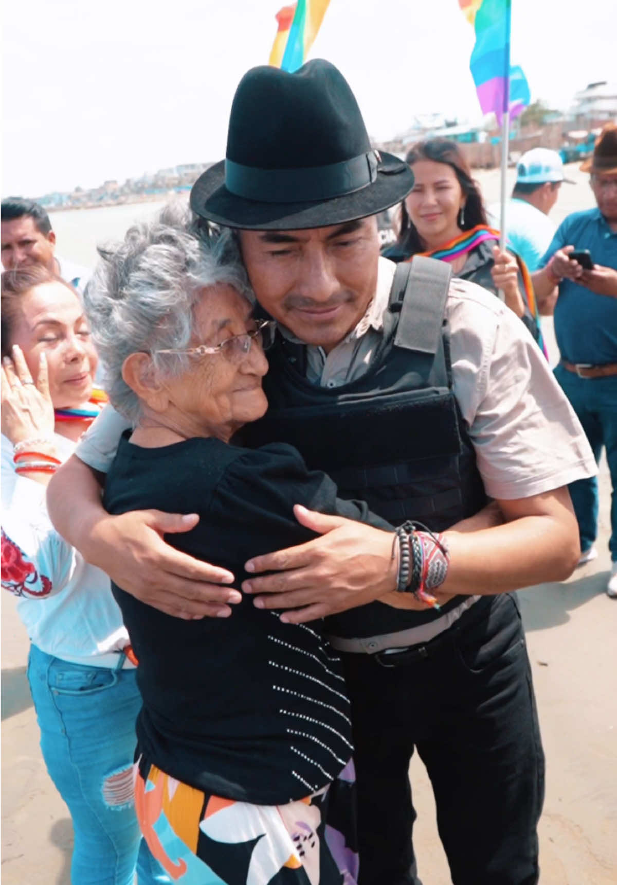 Estuvimos en Playita Mía, en Manta,  para escuchar a nuestros pescadores y comerciantes. En cada saludo y abrazo me compartían sus anhelos de vivir en un Ecuador libre de corrupción y lleno de oportunidades. Unidos, lograremos un cambio profundo.  #MiCompromiso #Leonidas2025 