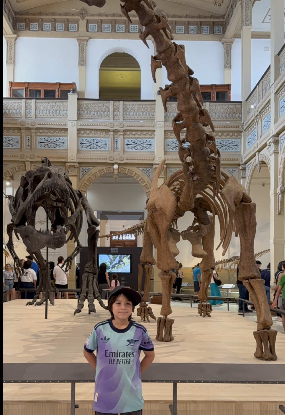 ¡Un día con dinosaurios! 🦖✨ 📍 Ubicación: Museo Nacional de Historia Natural, dentro del Parque Quinta Normal (Metro Quinta Normal). 🕰️ Horario: Martes a sábado, de 10:00 a 17:30 hrs. Domingos y festivos: 11:00 a 17:30 hrs. Lunes cerrado. 💰 Entrada: ¡GRATIS! 🌳 ¿Buscas un panorama educativo y entretenido? Este museo te lleva por la historia de la Tierra, desde animales de distintas regiones de Chile hasta increíbles fósiles de dinosaurios que te dejan sin palabras. Tip: Lleva snacks o planifica un picnic para disfrutar del parque después del recorrido. ¡Un plan perfecto para familia o amigos! 🙌 #panoramas #dinosaurio #experiencia 