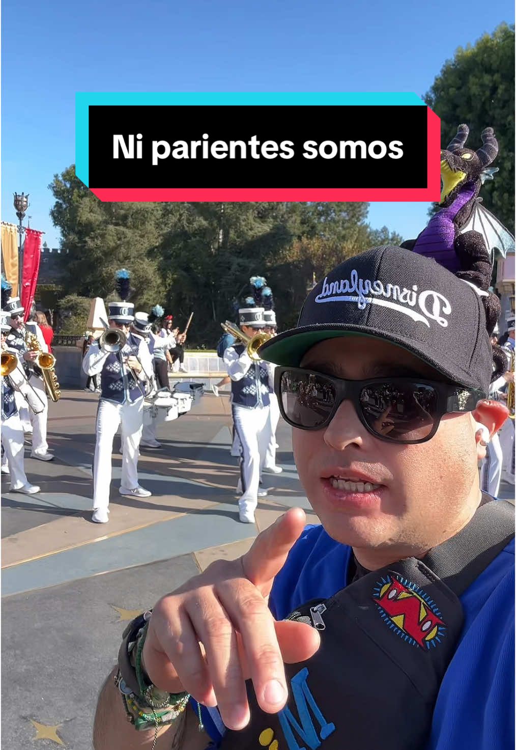 Si ni parientes somos… #endisneylandia #disneylandia #🇲🇽 #🇲🇽🏰 #banda #bandas #bandamexicana #tambora #tamborazo #niparientessomos #