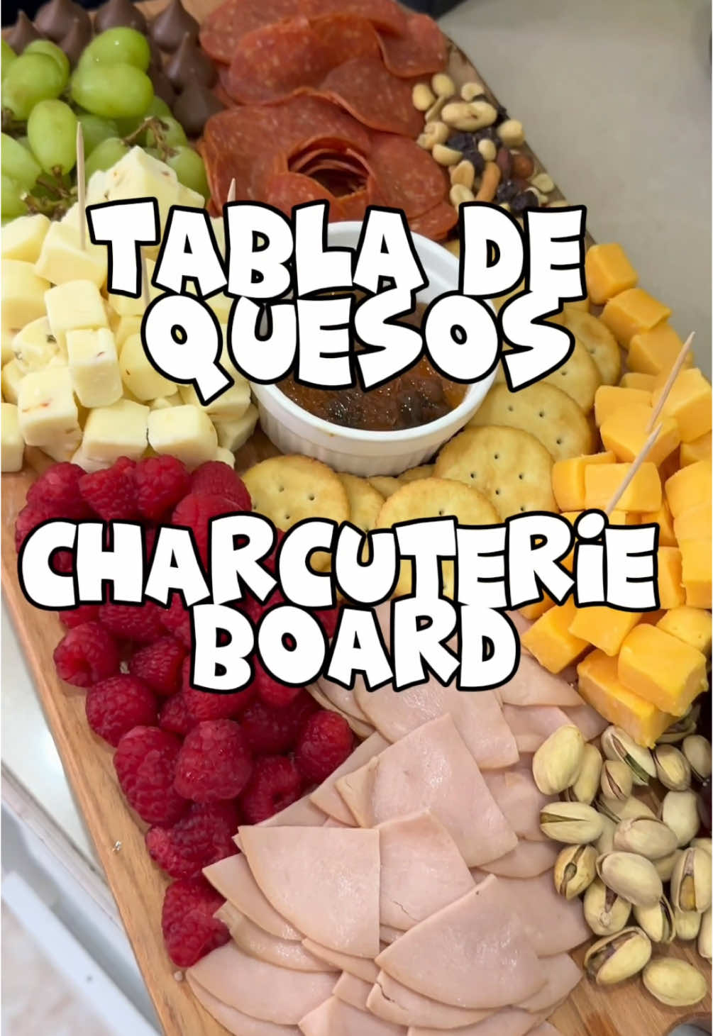 Tabla de quesos perfecta para todo tipo de ocasión✨🫰🏼 Ingredientes: Jalea de manzana y jalapeño Uvas rojas y verdes Maní Frambuesa  Pistachios Galletas saladas Chocolate Quesos (cheddar y gouda si no me equivoco jaja) Jamones: salami y jamón de pavo (el prosciutto es una excelente opción)  Extra: sidra Disfruten👀🩷 #Foodie #comida #recommendations #recomendaciones #quesos #tabladequesos #charcuterie 