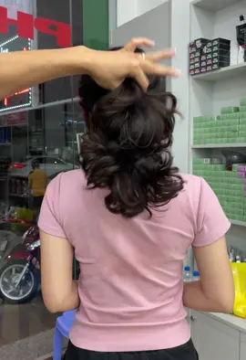 Xoăn bung tầng 🥰#phamtha #layer #tócdep2025 #uonphuchoi #salonphamtha #uốntoc #xoănsongloi #duoihoinuochydro #tócdepmoingay 