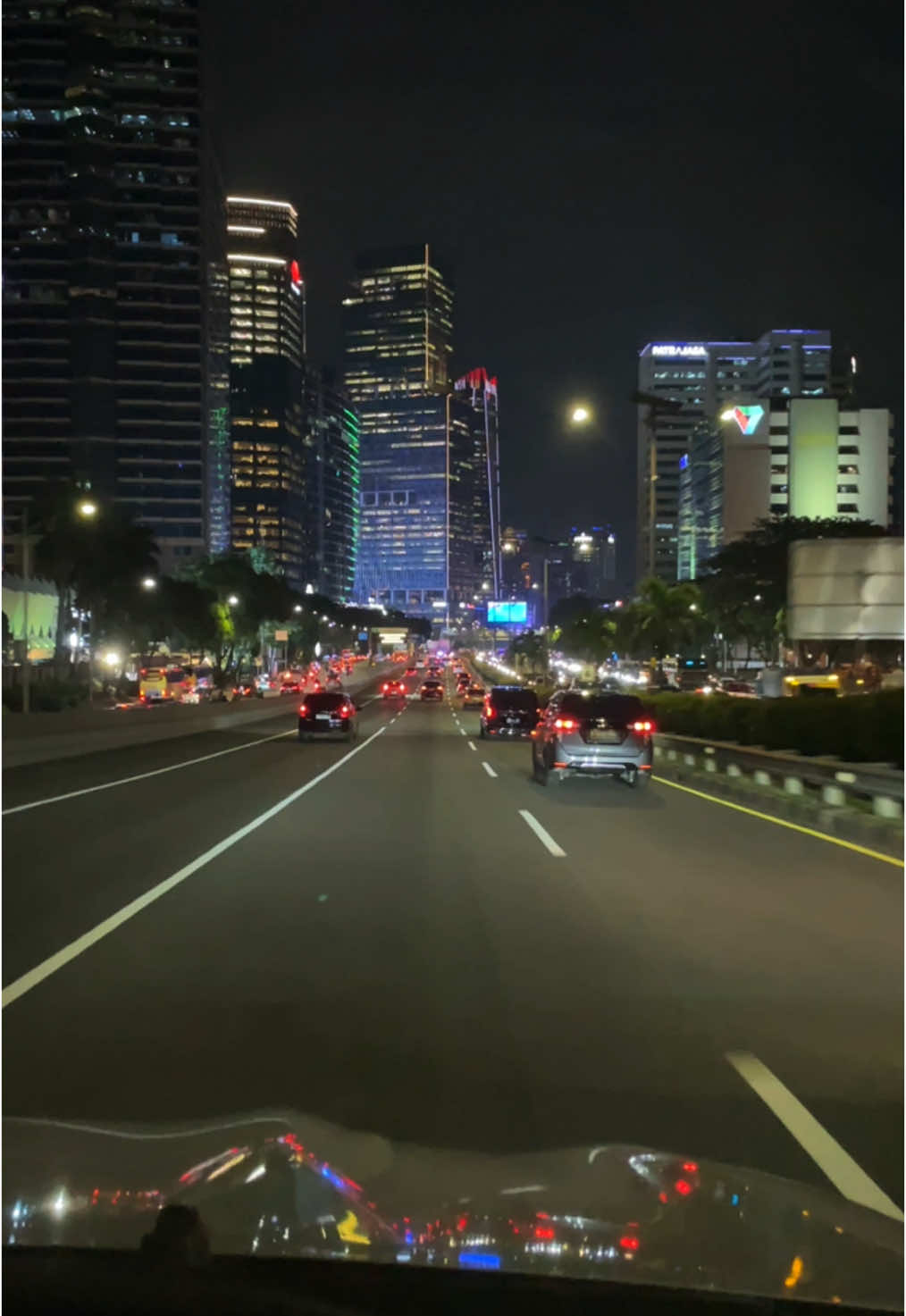 Gedung iconic di tol dalam kota, city light jakarta malam hari   #citylight #jakartaselatan #gedungjakarta #citylife #pemandanganaesthetic #gatotsubroto #tanjakan13 #fastandfurious #storywa #bahanswmu  #mentahanvideo #jakarta