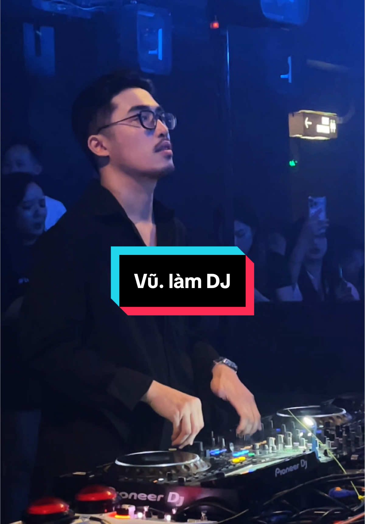 Hôm qua đi lên bar gặp anh DJ nào quen quen. Trước giờ nghe đồn ảnh hướng nội lắm phải ko mọi người? 🤭😂 @Vũ.  #vu #baotangcuanuoitiec #cinesaigon 