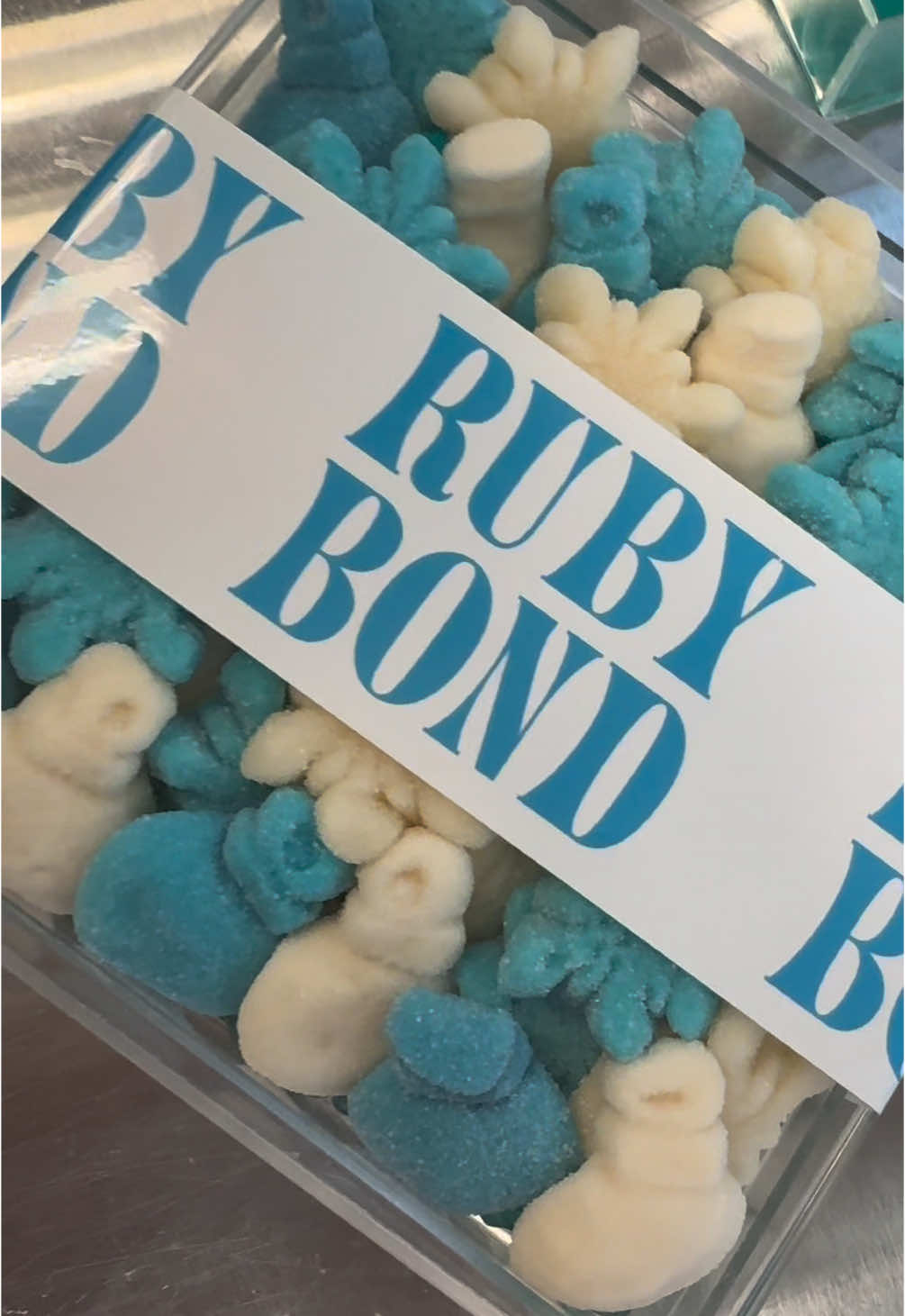 FINALLY showing you guys the final product with the lid!! Somehow my videoing never makes it to this step 🫠🤭 #rubybond #candy #candyqueen #cabdytok #candybox #candyboard #gummycandy