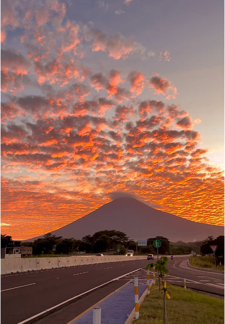 Nuevo lugar desbloqueado en El Salvador para ir a ver atardeceres bonitos #perifericogerardobarrios #sanmiguel #soymorazan #morazan2 #elsalvador #elsalvador🇸🇻 #greenscreen #fyp #paratiiiiiiiiiiiiiiiiiiiiiiiiiiiiiii 