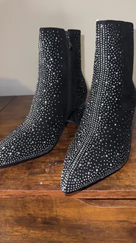 These boots are beautiful!!!!! 🙌🏼😍 #sparkles #boots #countrymusic #countryconcert #newyears #newyearseve #gem #boots #bootseason 