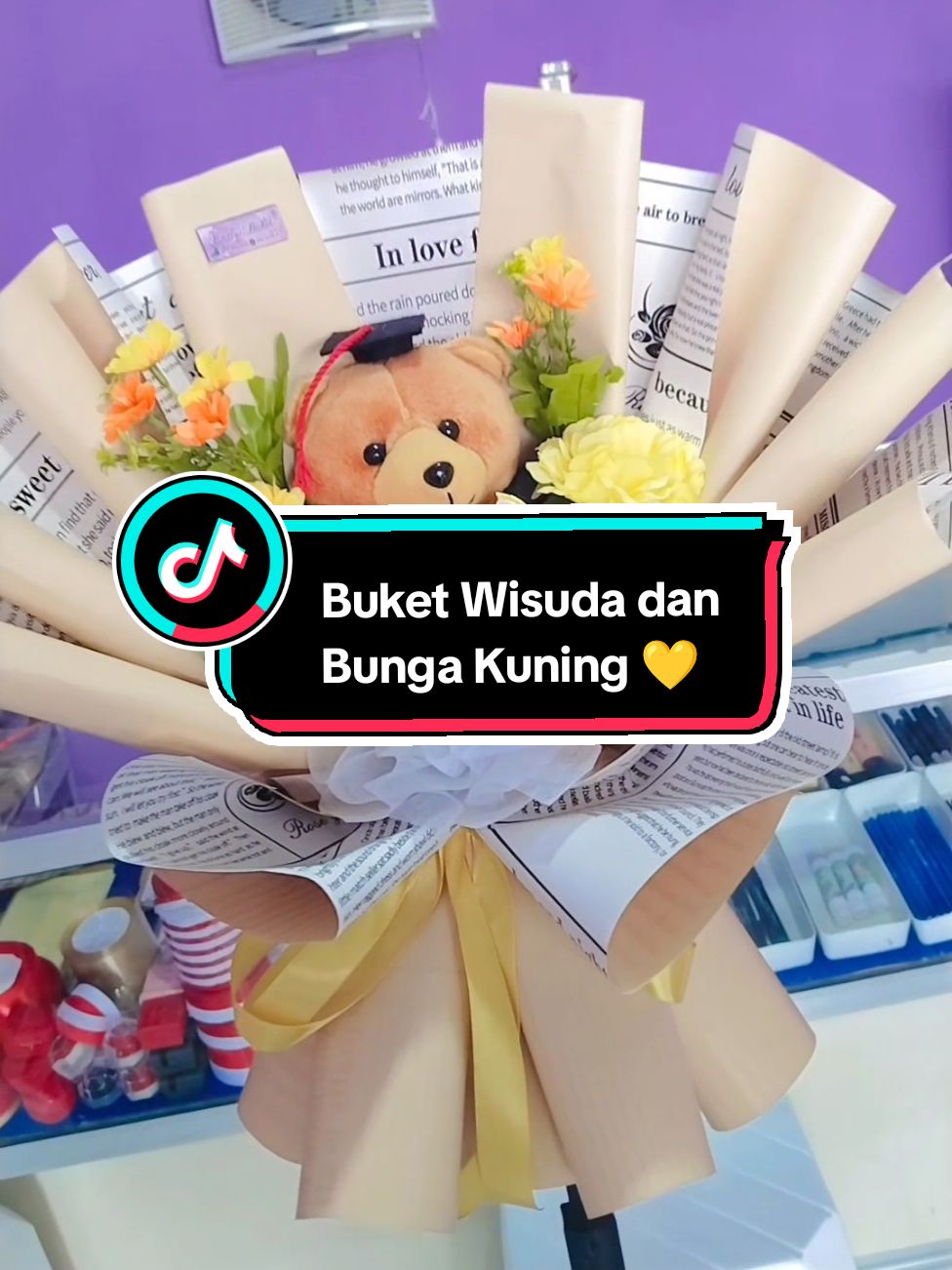 READY STOK ‼️ Buket boneka wisuda dan bunga, tema warna kuning 💛🥰 Menerima pemesanan buket custom, bebas request isi dan warna wrapping suka suka 🥰 #buket #buketuang #buketwisuda #buketboneka #buketbunga #buketsnack #buketkebumen #buketprembun #buketmirit #buketmurah #tokobuketprembun #tokobungaprembun #bungaartificial #kertaschellophane #laelybuket