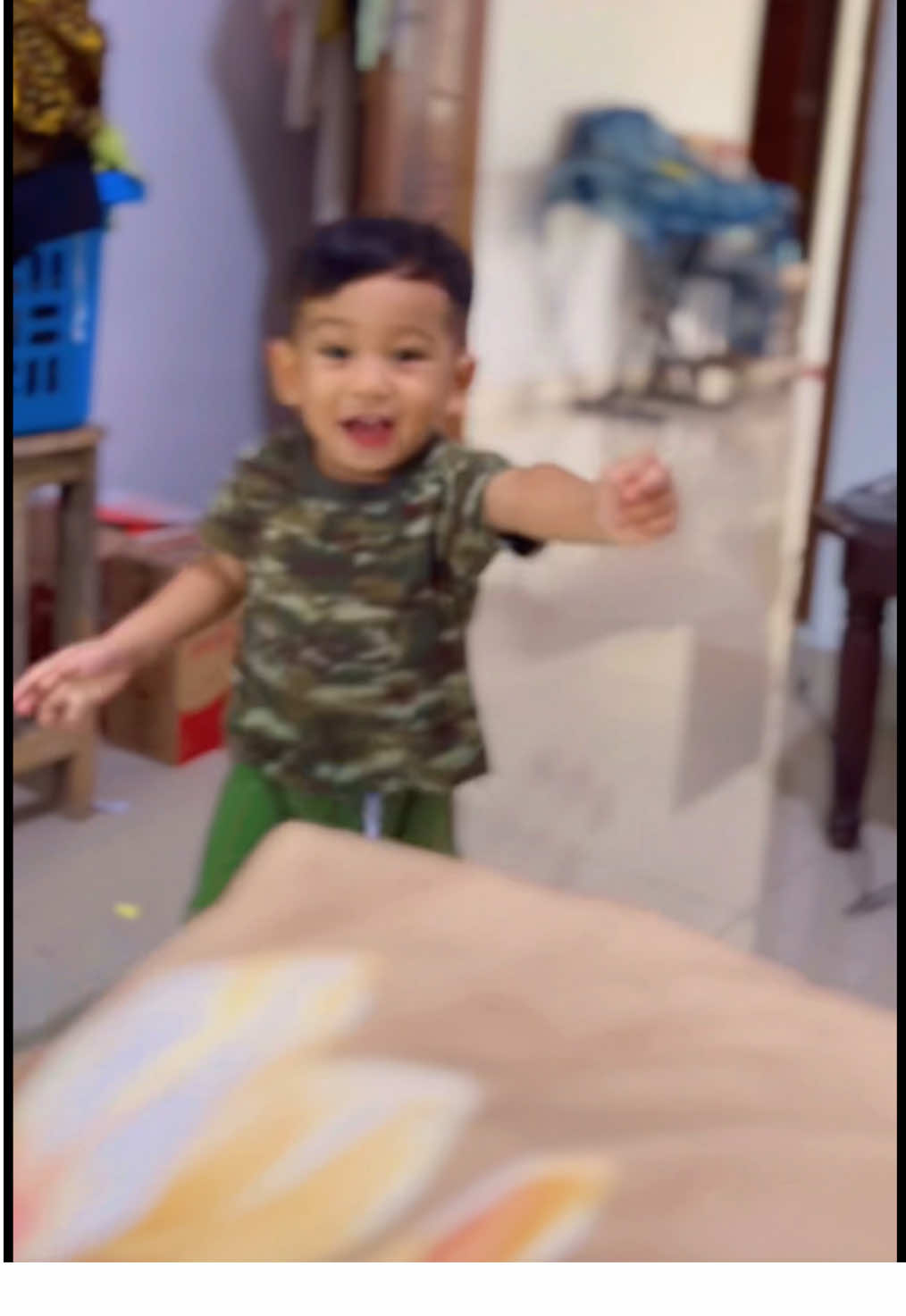 Mamanya hanya bisa jadi penonton dan wasit lah kalau begini hahaha🤣🤣🤣 #bayilucu #bayigemes #toddler #bapakanak #lucu #toddlertiktok #fyp #foryoupage #fypシ #foryou #fypシ゚viral 