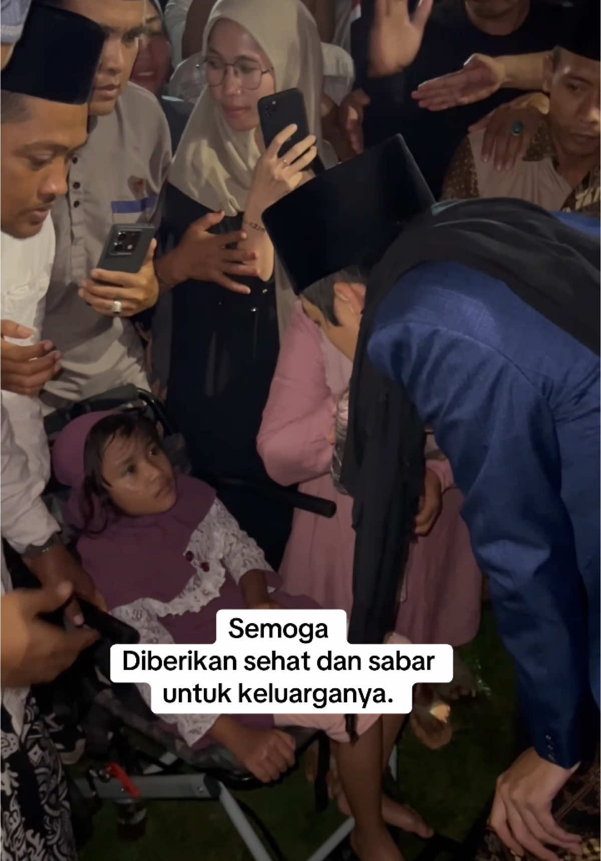 Seorang perempuan kecil penyandang desabilitas setia menunggu Gus Iqdam hingga pengajian usai meski dengan terkantuk sekalipun. Penantian terbayar, Gus Iqdam menjumpainya penuh haru. Kalo tidak kita siapa lagi?#fypシ゚viral #gusiqdammuhammad #sabilutaubah #lekdahlan #st 