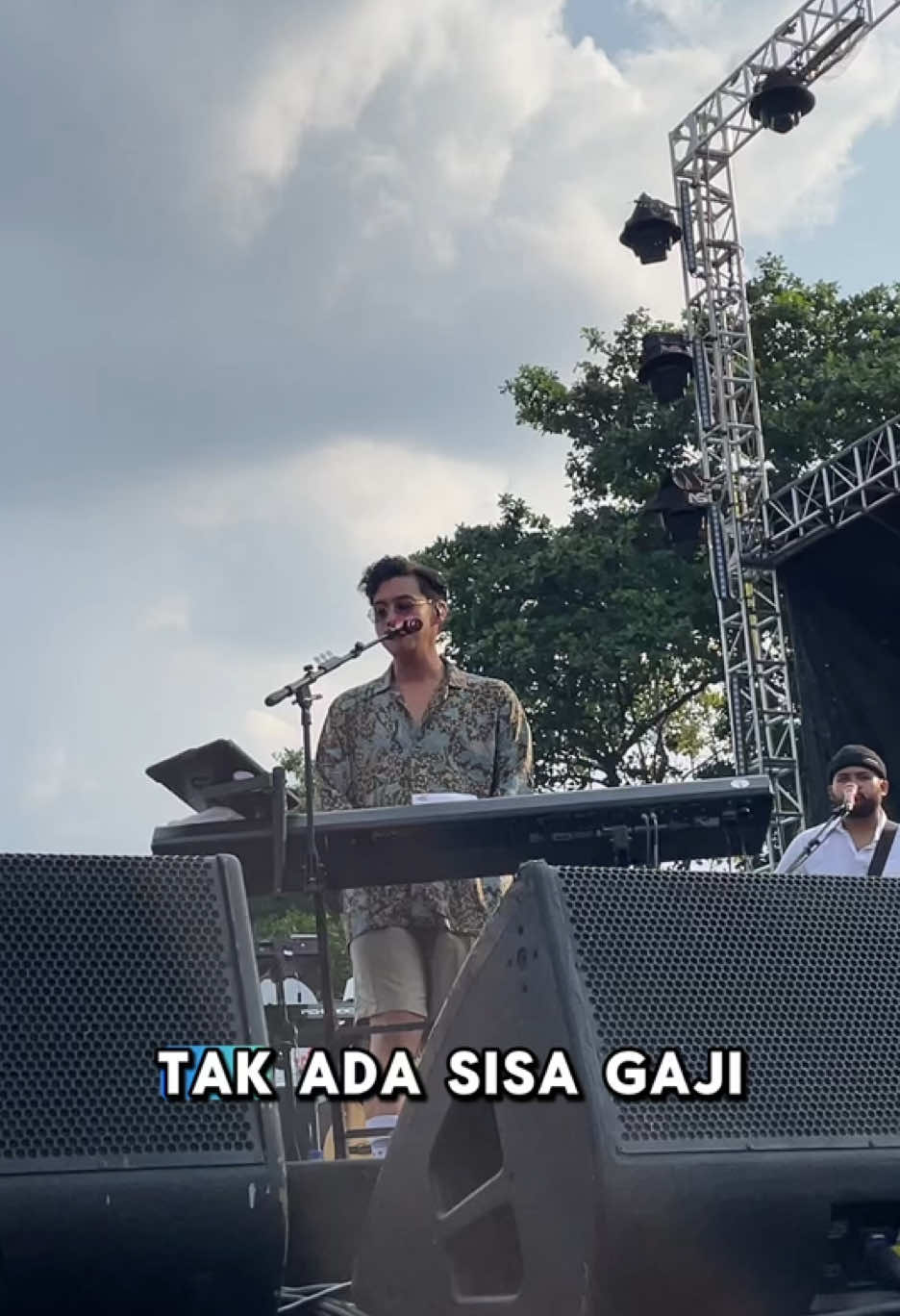 Kenapa bisa pas begini😭🙏🏻 Sisain uang gajian kamu buat Prambanan Jazz ya😊 Sound by: Ibongtalks #konser #fyp #prambananjazz #ardhitopramono #gaji 