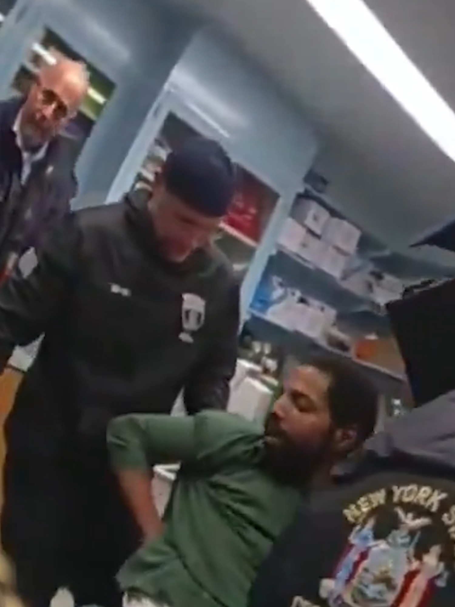 Filtran video de funcionarios penitenciarios de Nueva York golpeando a un hombre esposado que murió al día siguiente. #Latinus #InformaciónParaTi